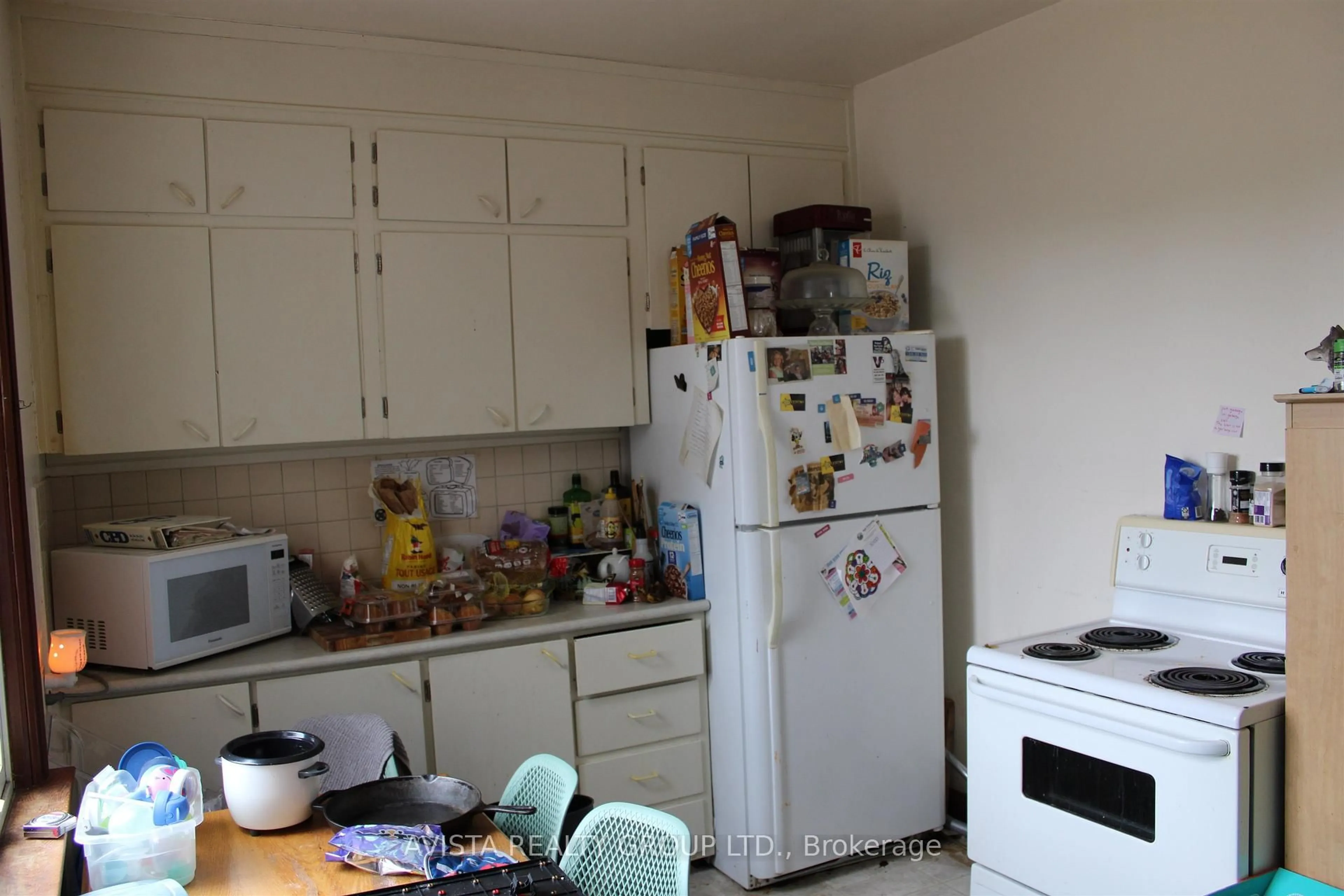 Standard kitchen, unknown for 221 Francis St W, Thunder Bay Ontario P7E 4C1