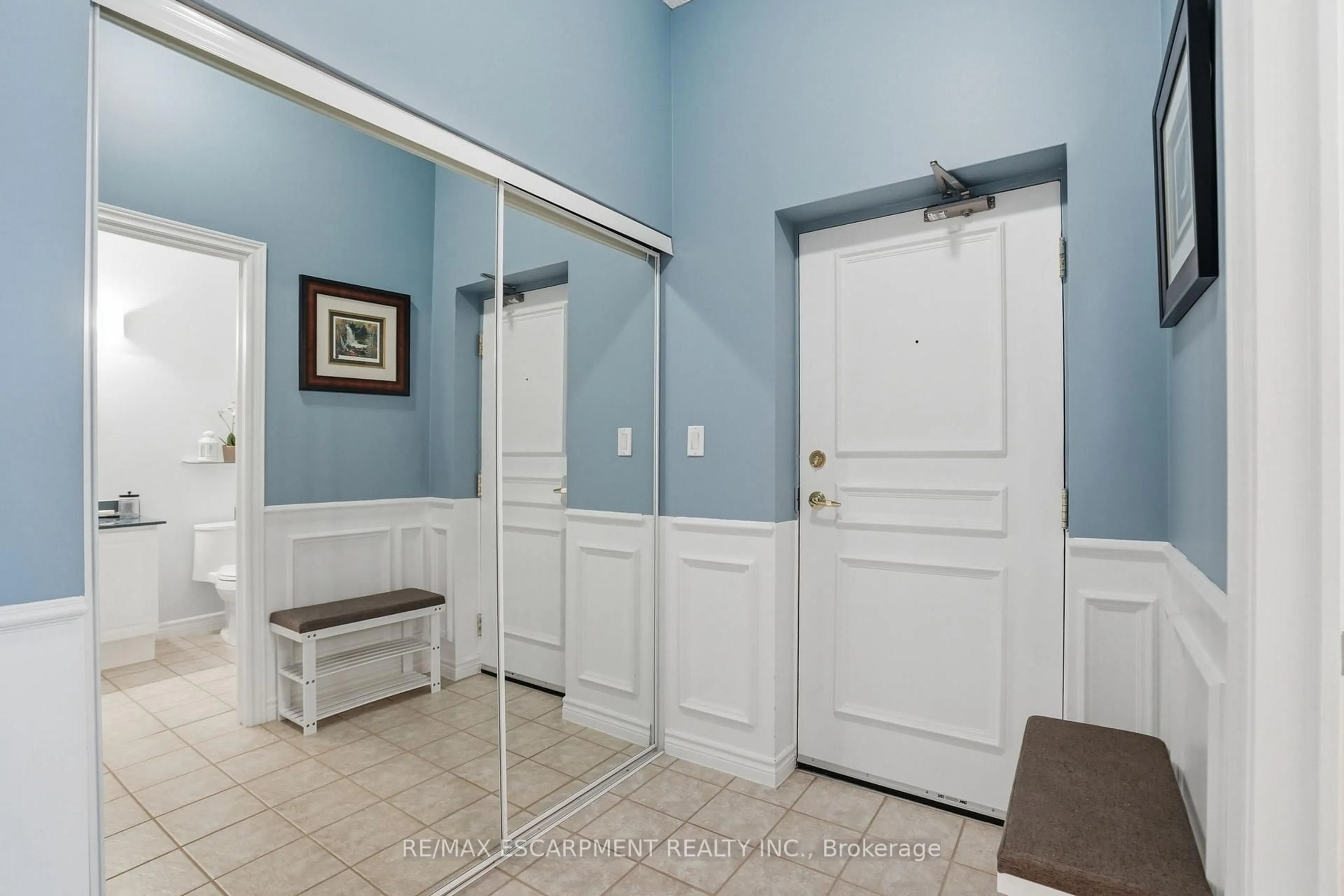 Indoor entryway for 262 Dundas St #219, Hamilton Ontario L8B 1A9
