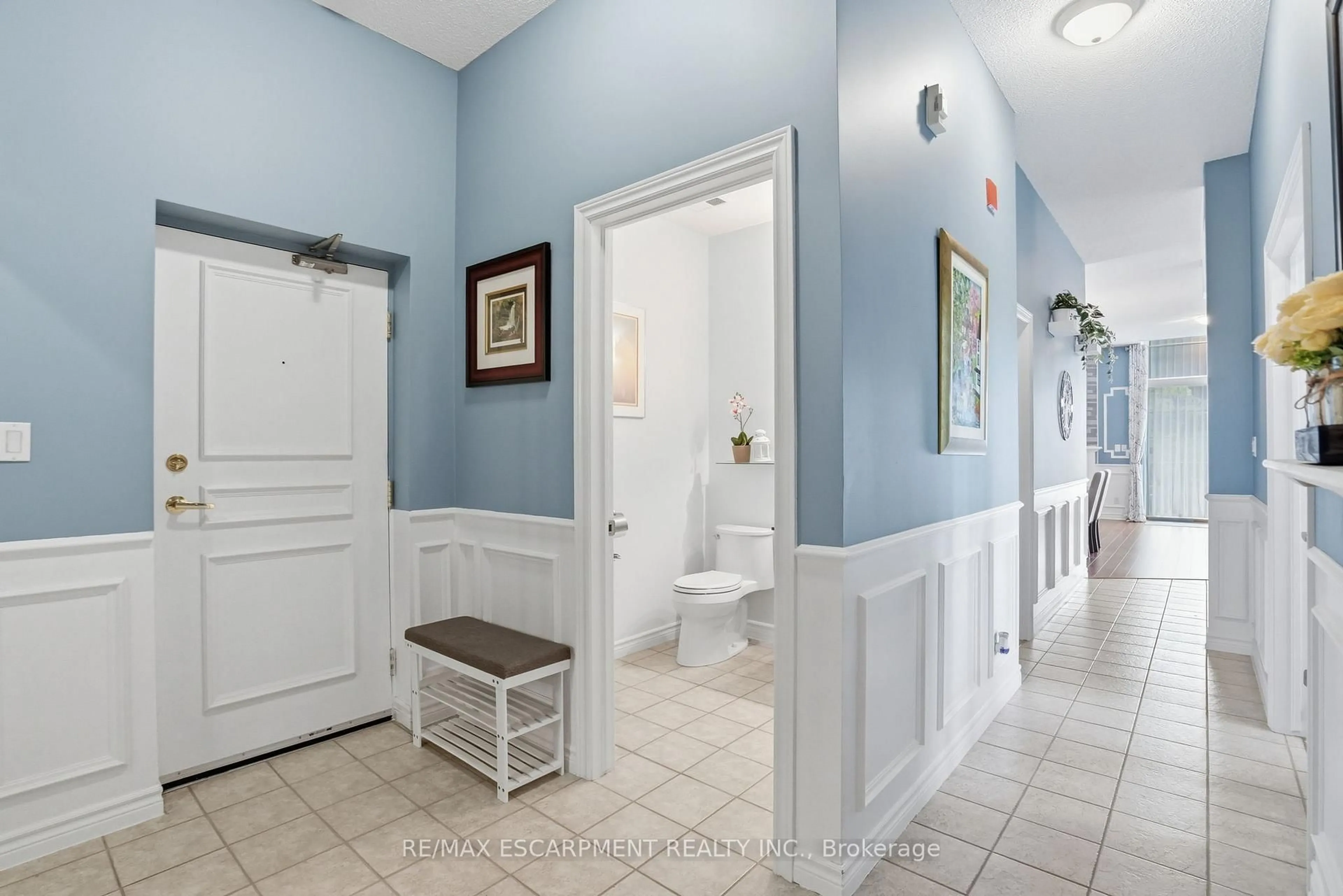 Indoor foyer for 262 Dundas St #219, Hamilton Ontario L8B 1A9