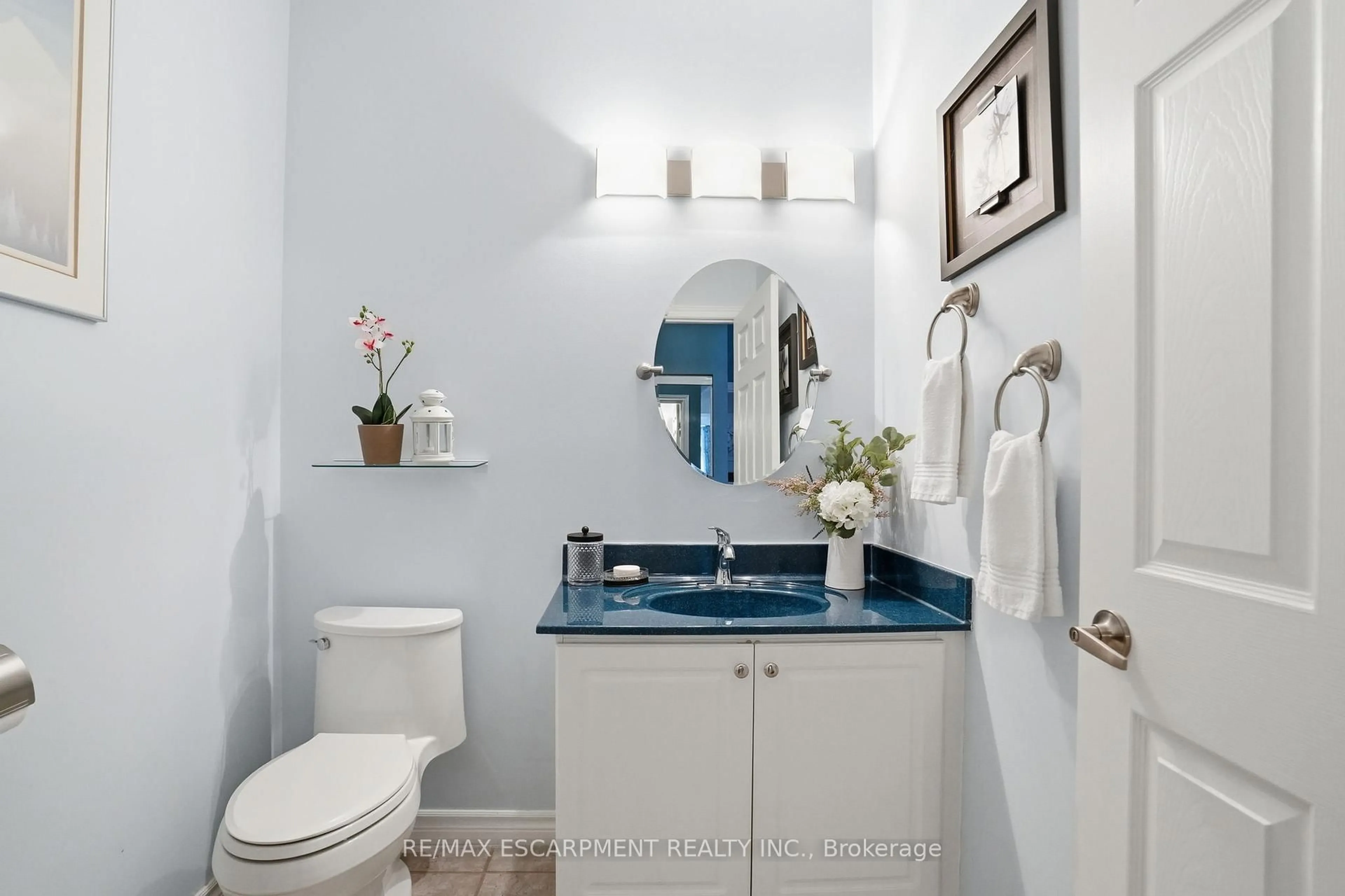 Standard bathroom, ceramic/tile floor for 262 Dundas St #219, Hamilton Ontario L8B 1A9