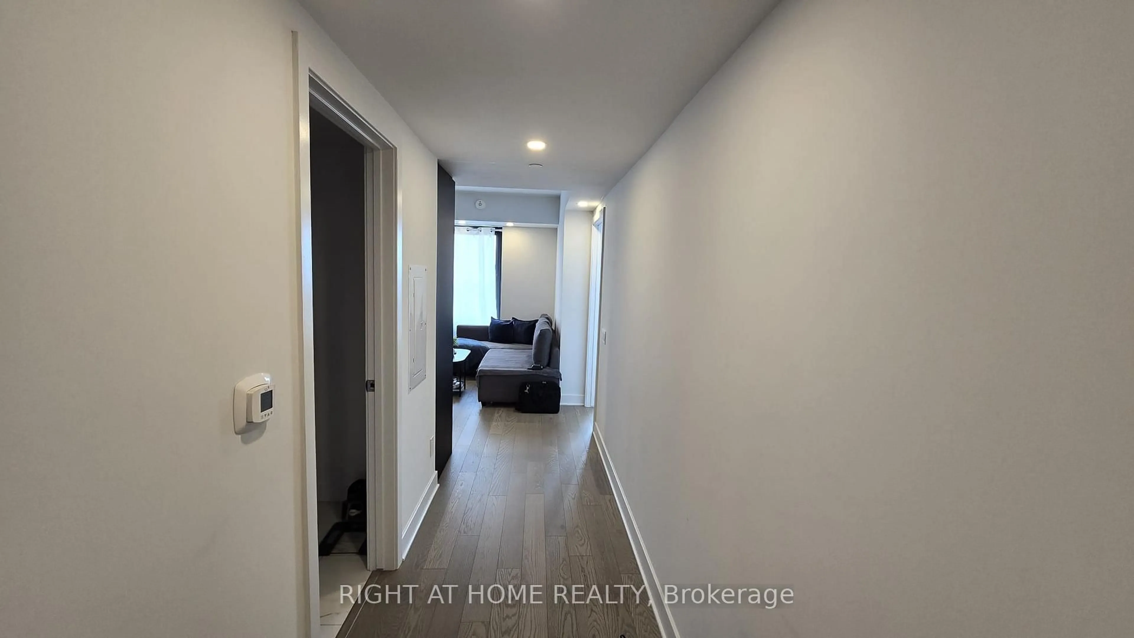 Indoor entryway for 180 George St #2405, Ottawa Ontario K1N 0G8