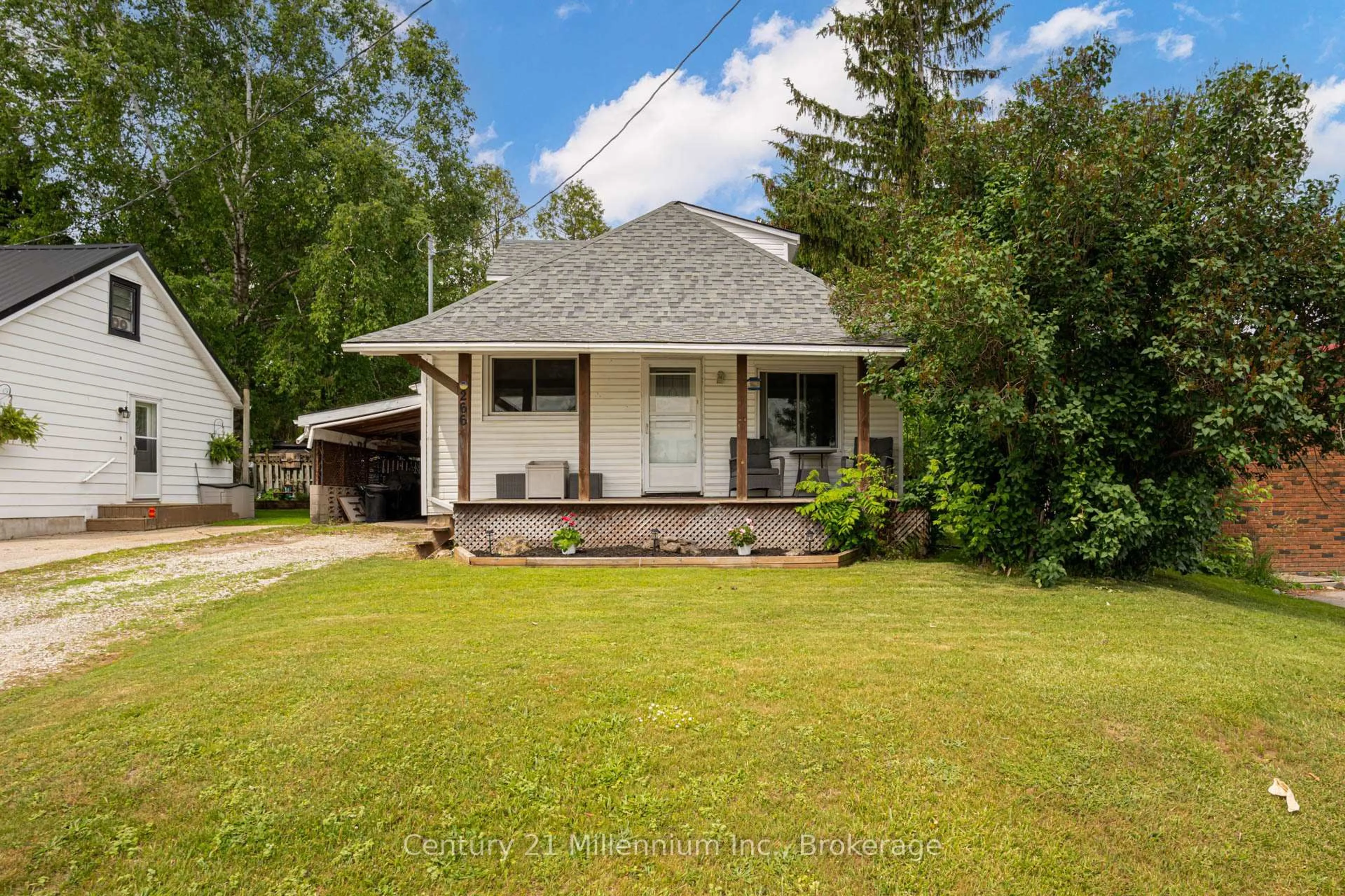 A pic from outside/outdoor area/front of a property/back of a property/a pic from drone, street for 266 Garafraxa St, Chatsworth Ontario N0H 1G0