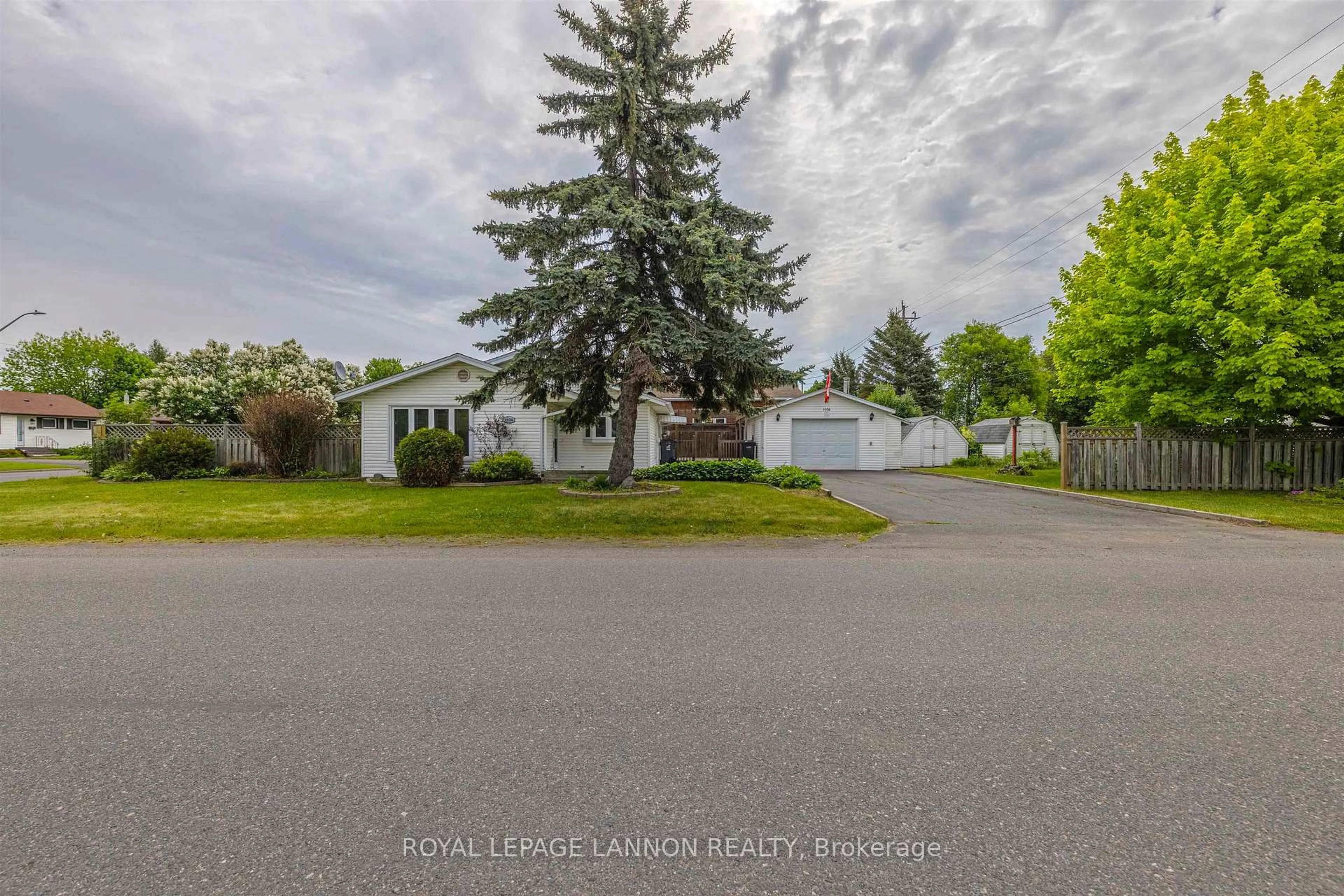 A pic from outside/outdoor area/front of a property/back of a property/a pic from drone, street for 1106 CRAWFORD Ave, Thunder Bay Ontario P7E 3C9