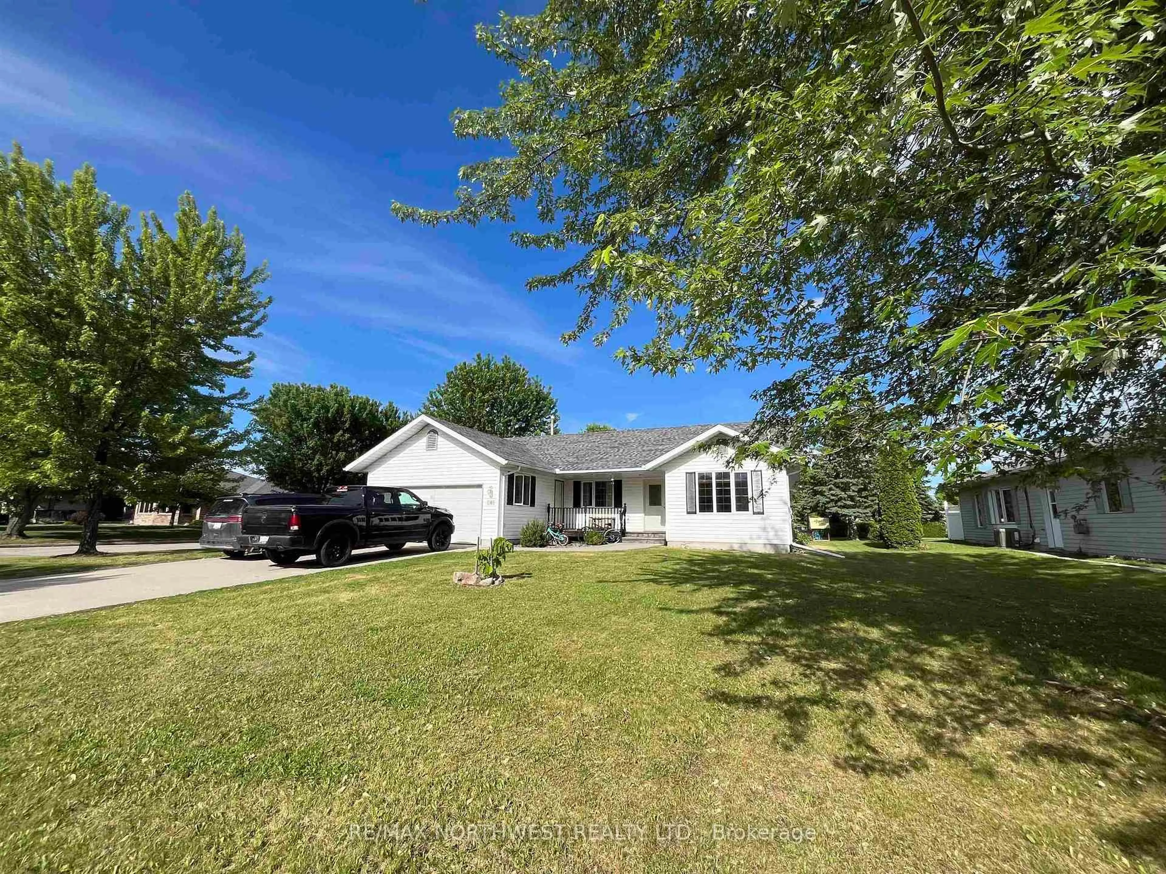 A pic from outside/outdoor area/front of a property/back of a property/a pic from drone, street for 8 Maple Place, Emo Ontario P0W 1E0