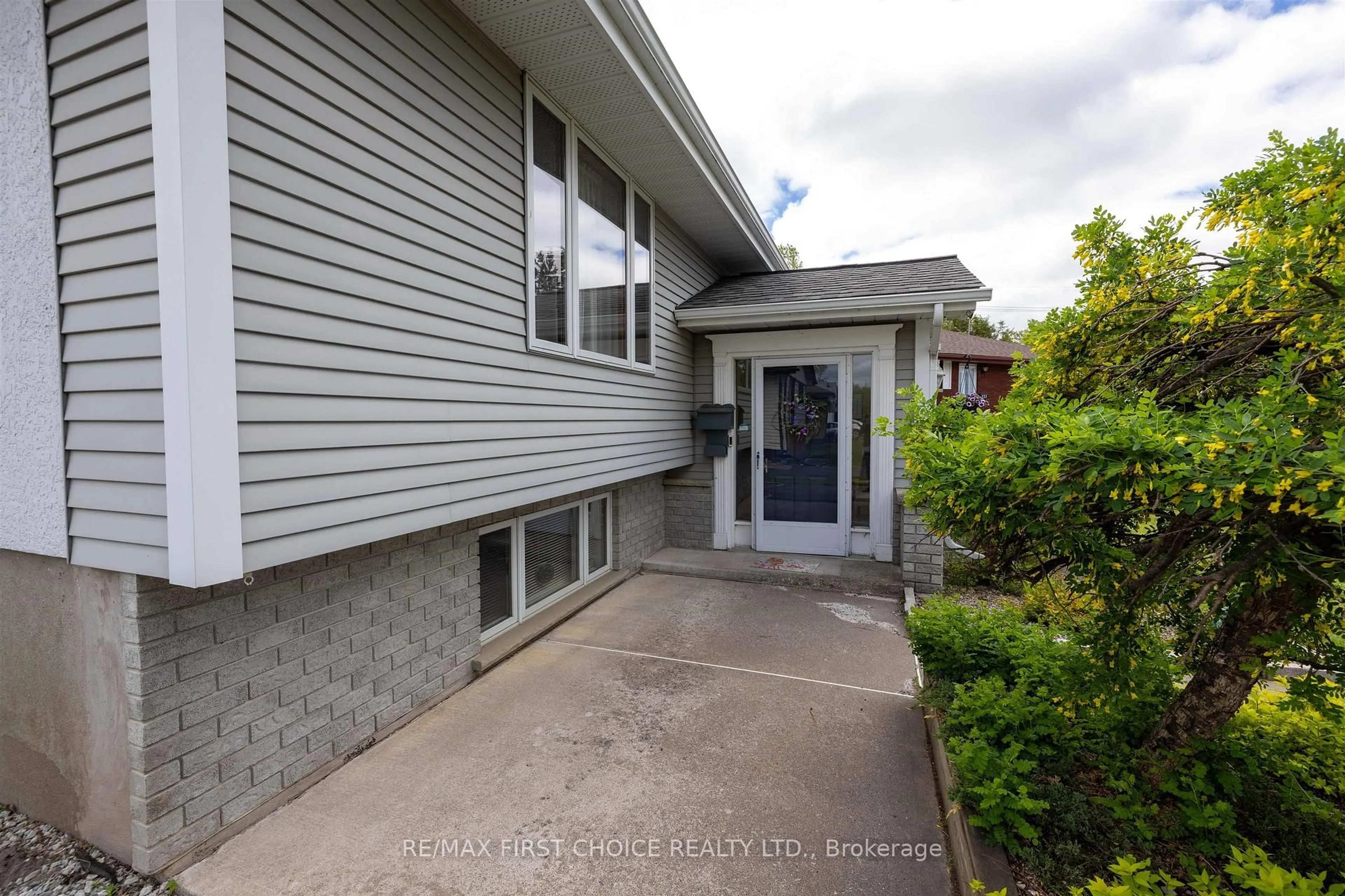 A pic from outside/outdoor area/front of a property/back of a property/a pic from drone, street for 153 Theresa St, Thunder Bay Ontario P7A 5P6