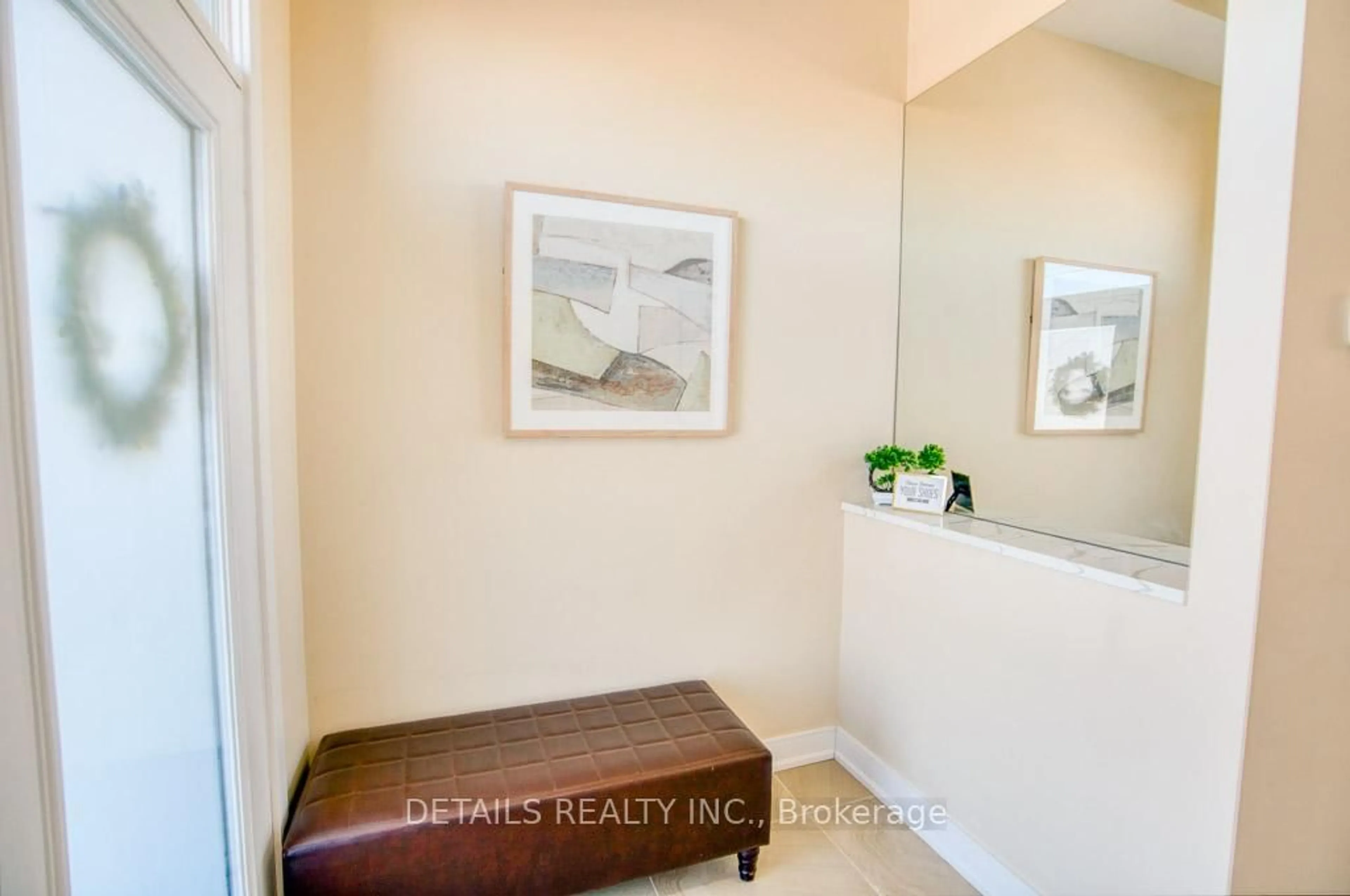 Indoor entryway for 992 Baseline Rd, Ottawa Ontario K2C 0A5