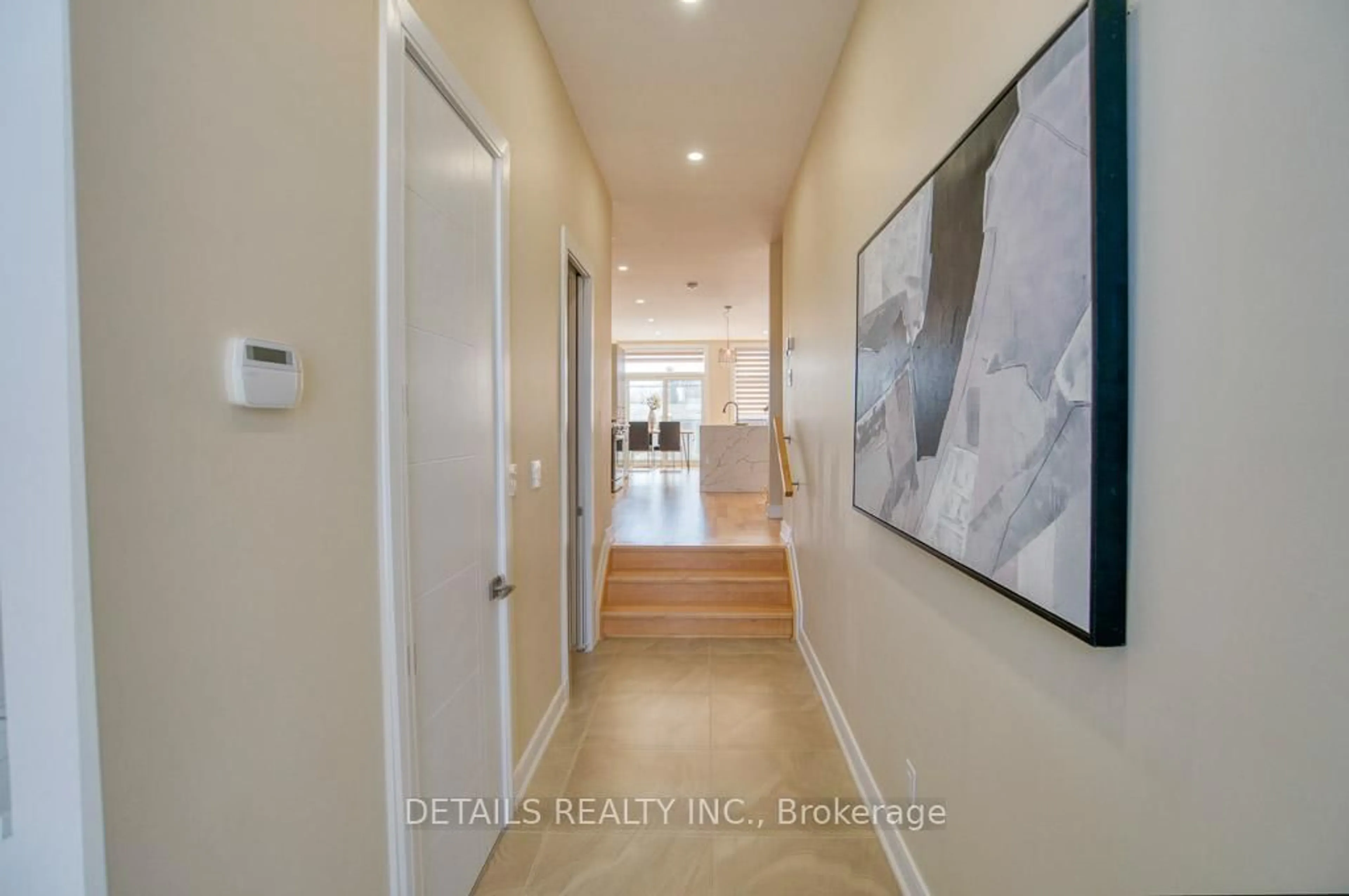 Indoor entryway for 992 Baseline Rd, Ottawa Ontario K2C 0A5