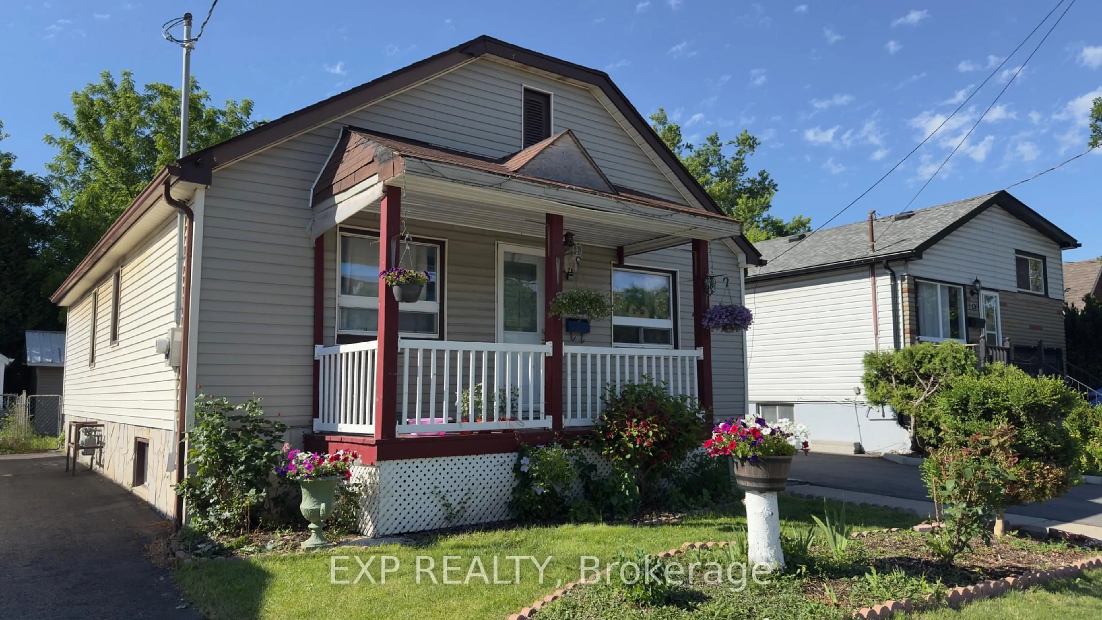Home with vinyl exterior material, street for 428 Carlton St, St. Catharines Ontario L2M 4W8