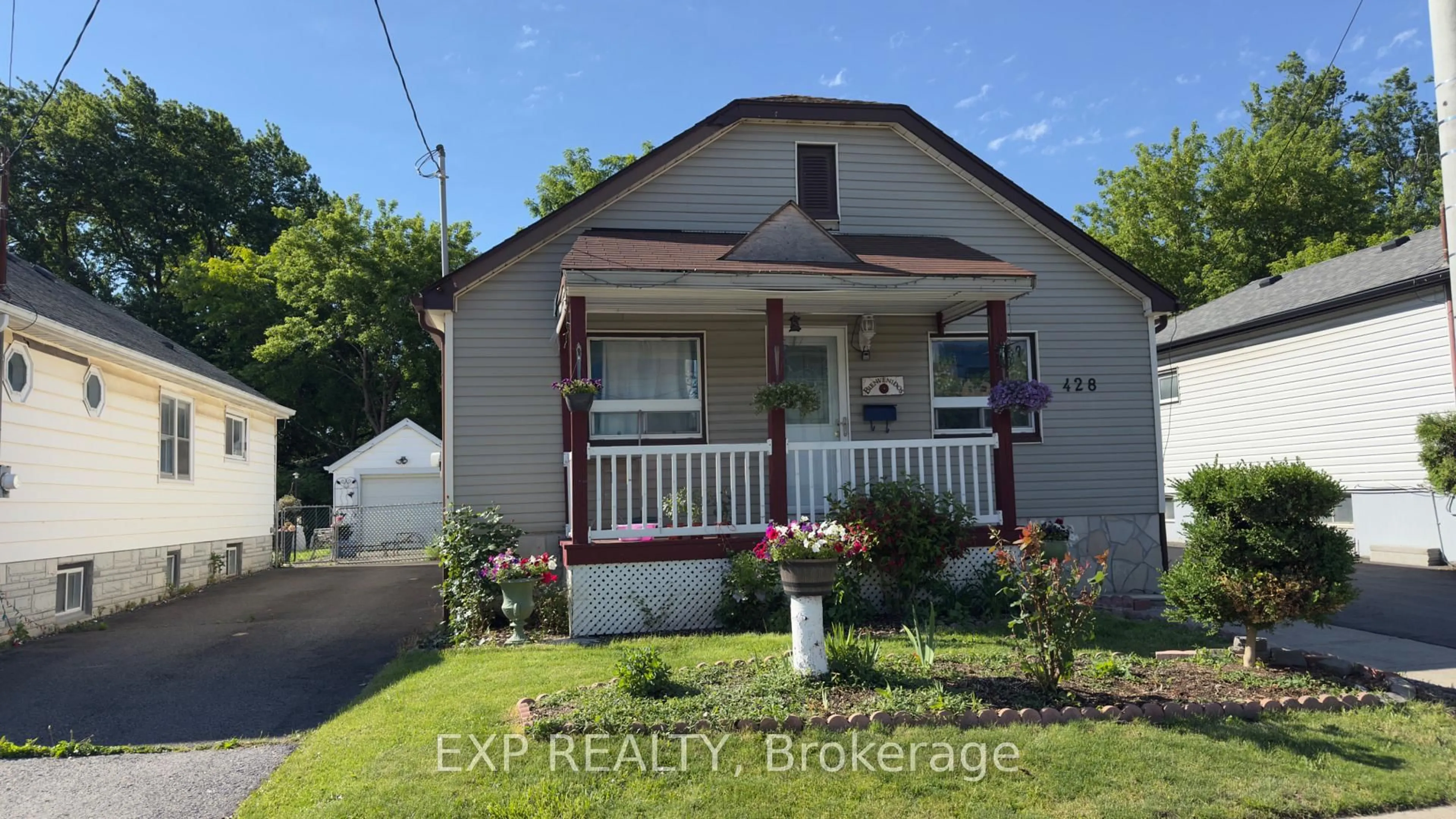 Home with vinyl exterior material, street for 428 Carlton St, St. Catharines Ontario L2M 4W8