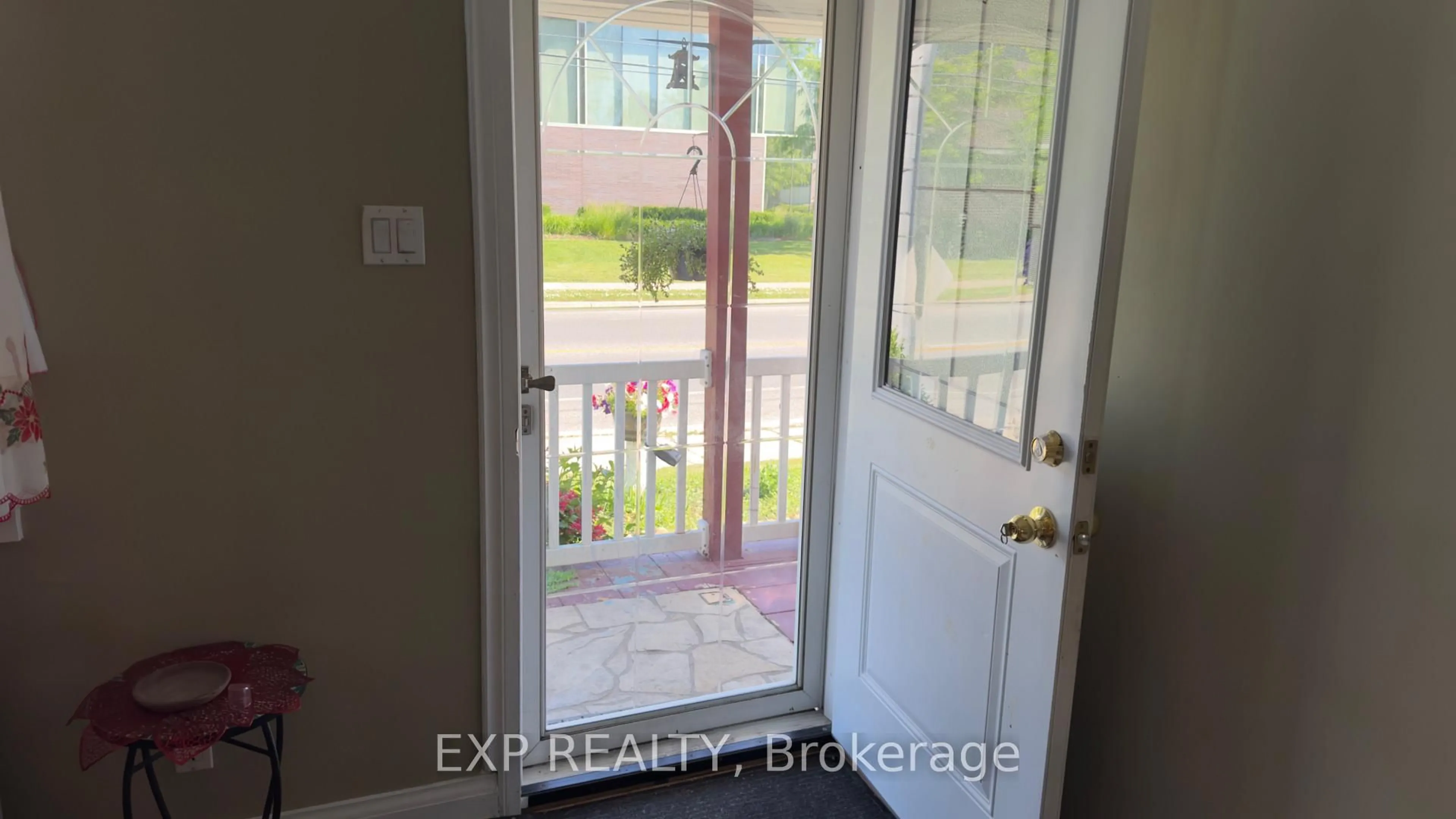Indoor entryway for 428 Carlton St, St. Catharines Ontario L2M 4W8