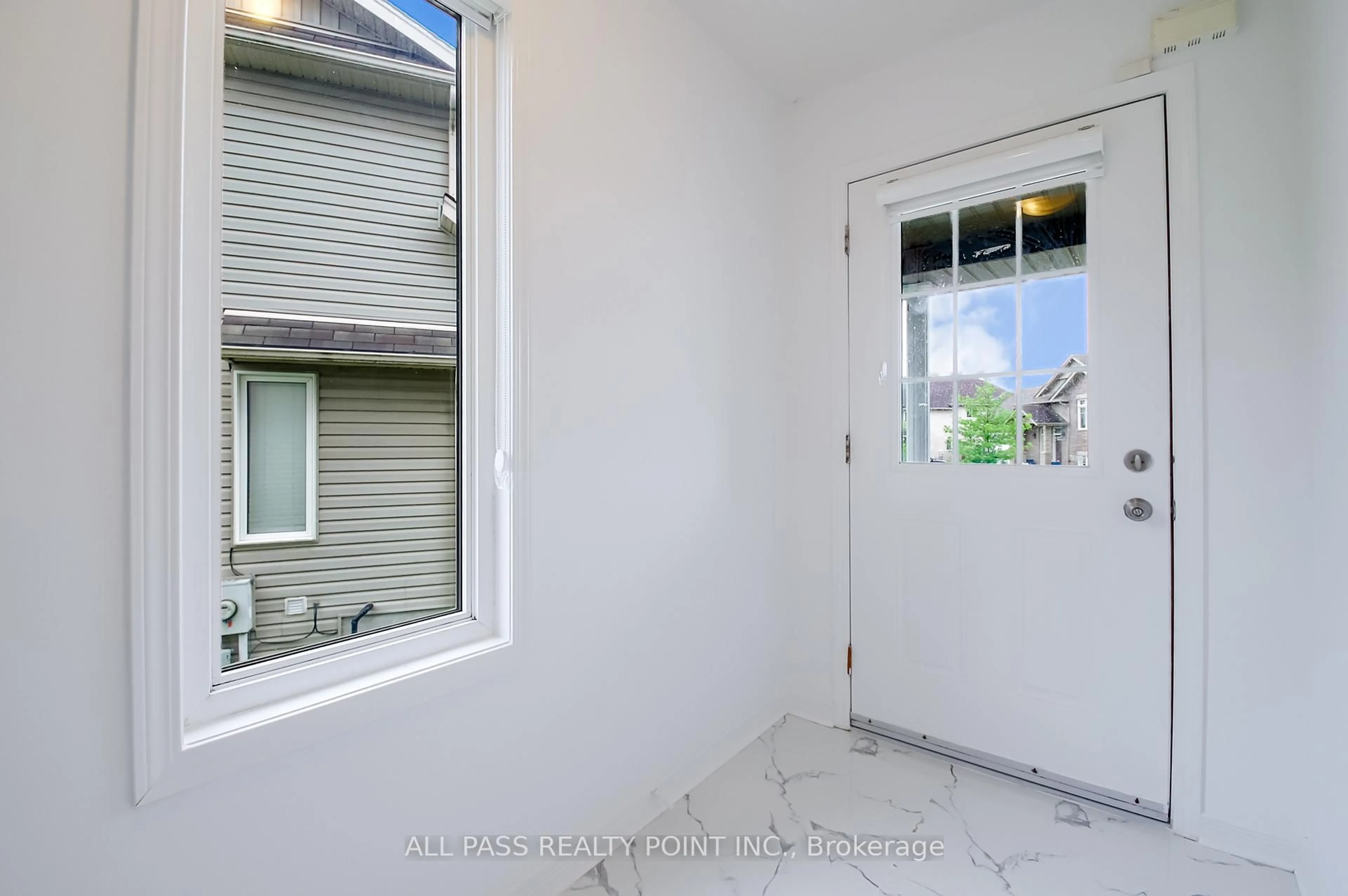 Indoor entryway for 83 Iron Gate St, Kitchener Ontario N2N 3R6