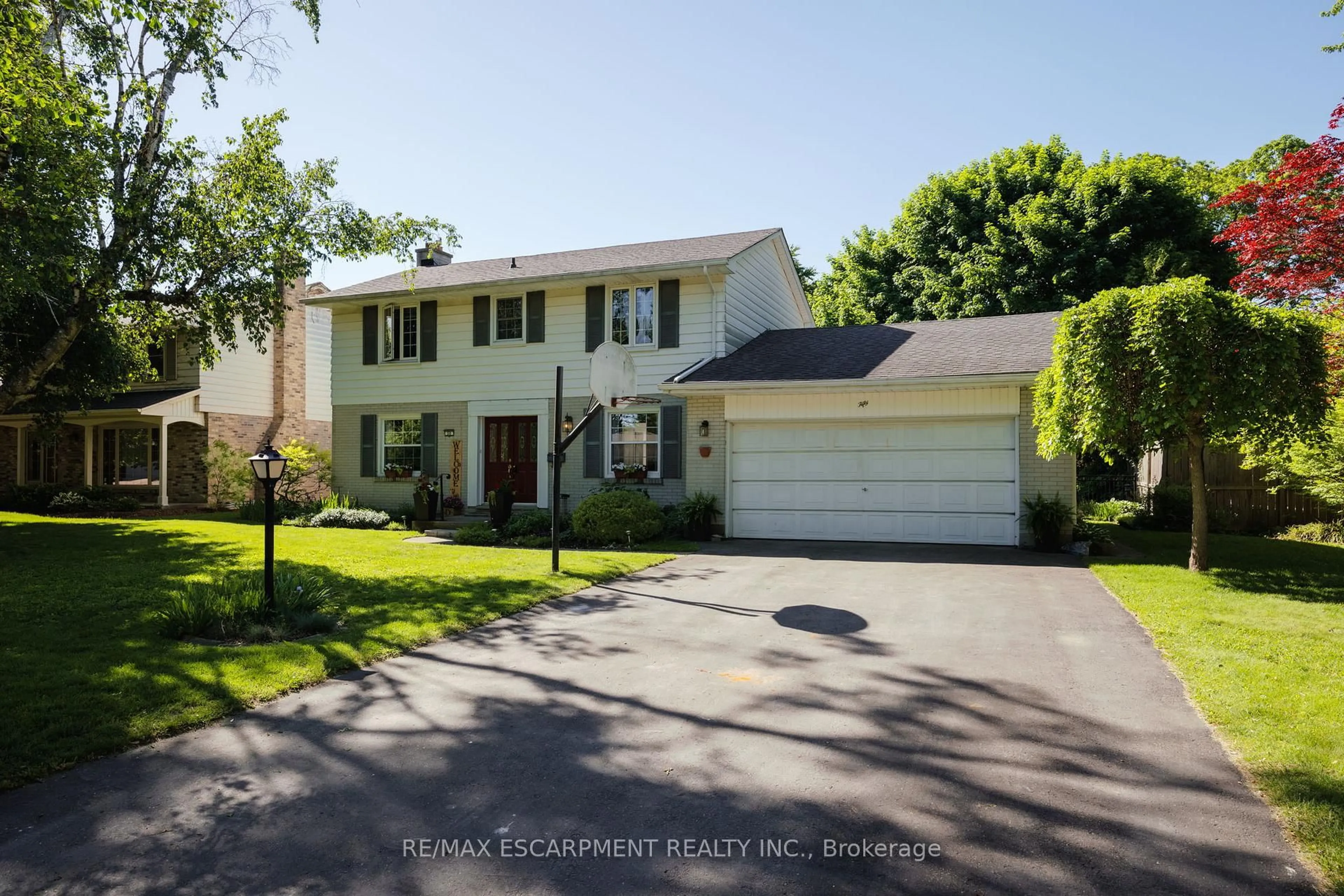 Home with vinyl exterior material, street for 50 Queen Mary Cres, London North Ontario N6H 4B4