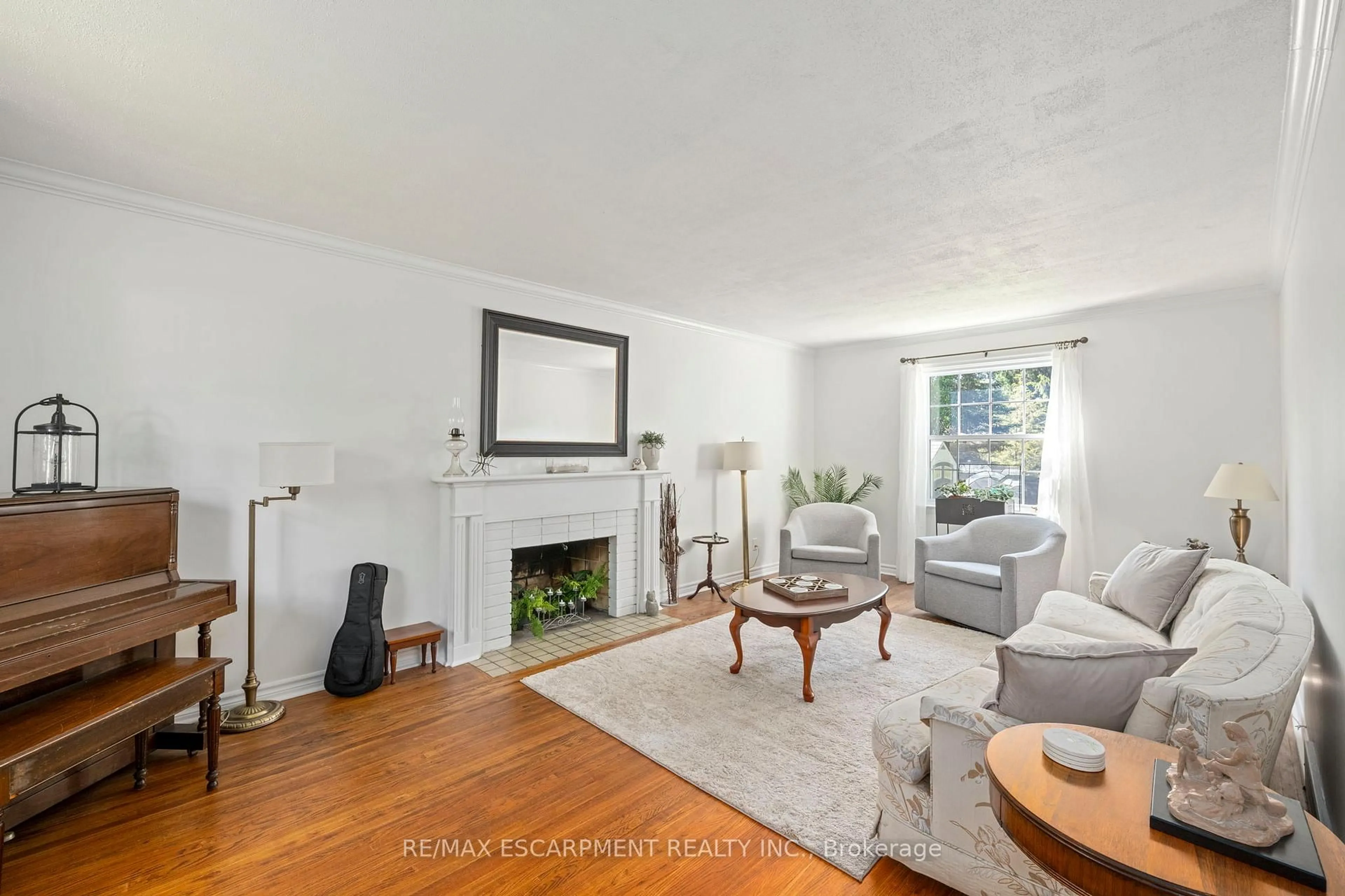 Living room with furniture, unknown for 50 Queen Mary Cres, London North Ontario N6H 4B4