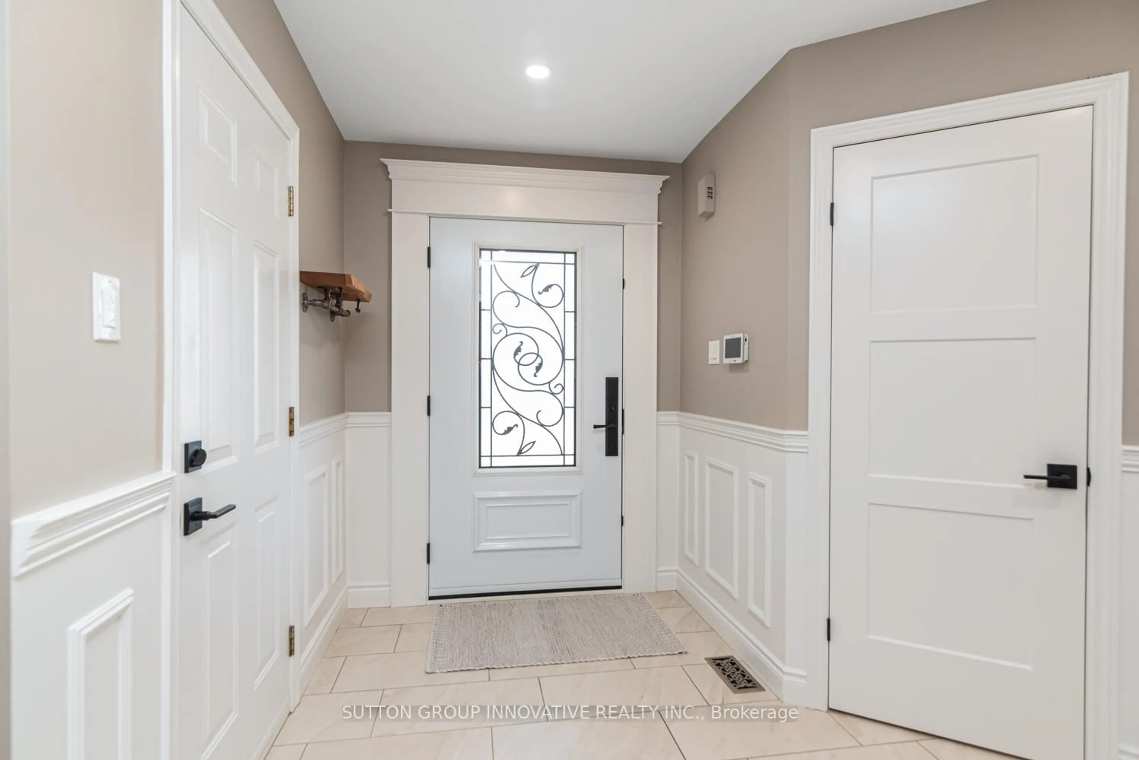 Indoor entryway for 47 Pantano Dr, Hamilton Ontario L9B 2S8