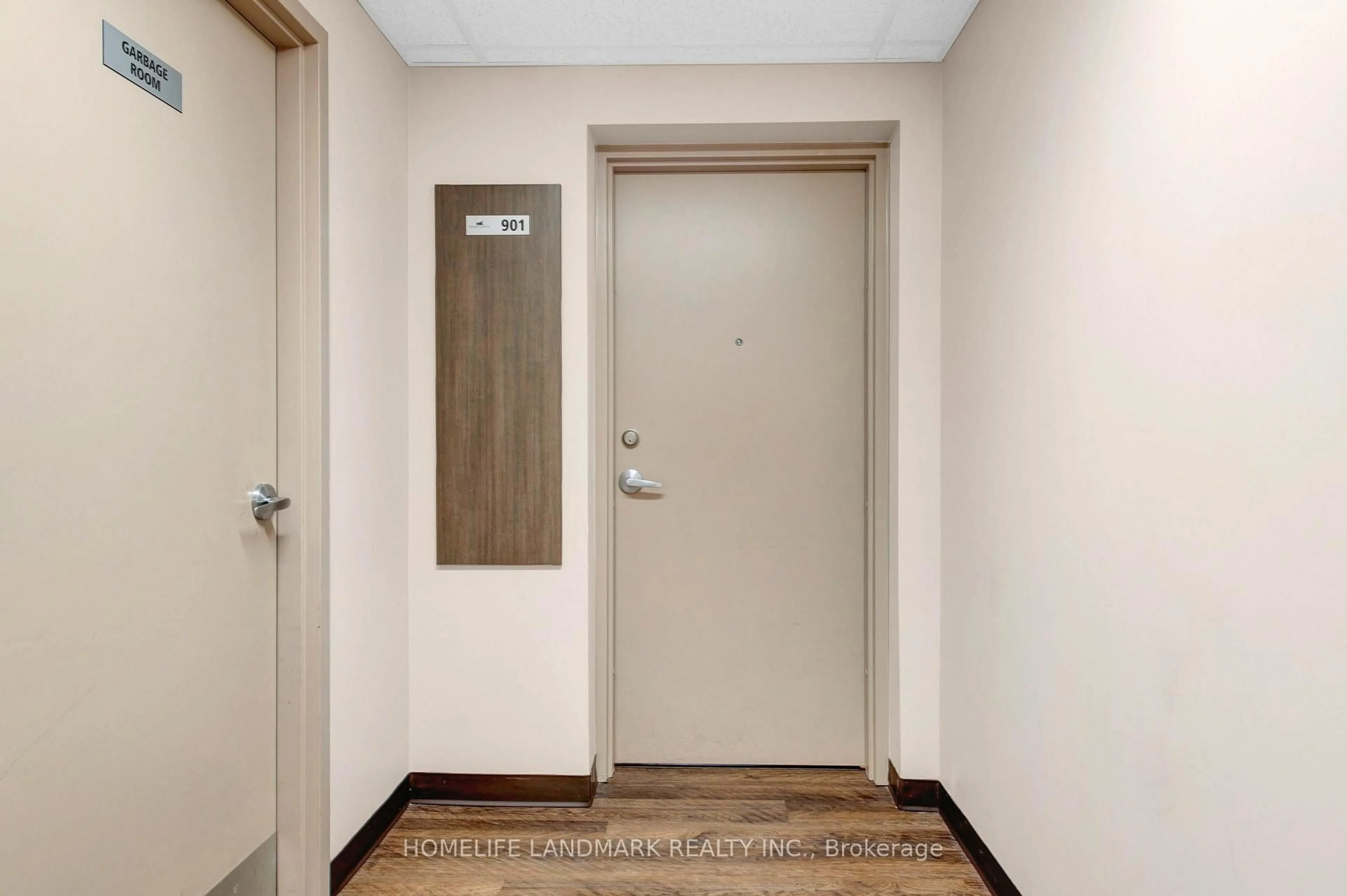 Indoor foyer for 8 Hickory St #901, Waterloo Ontario N2L 3H6