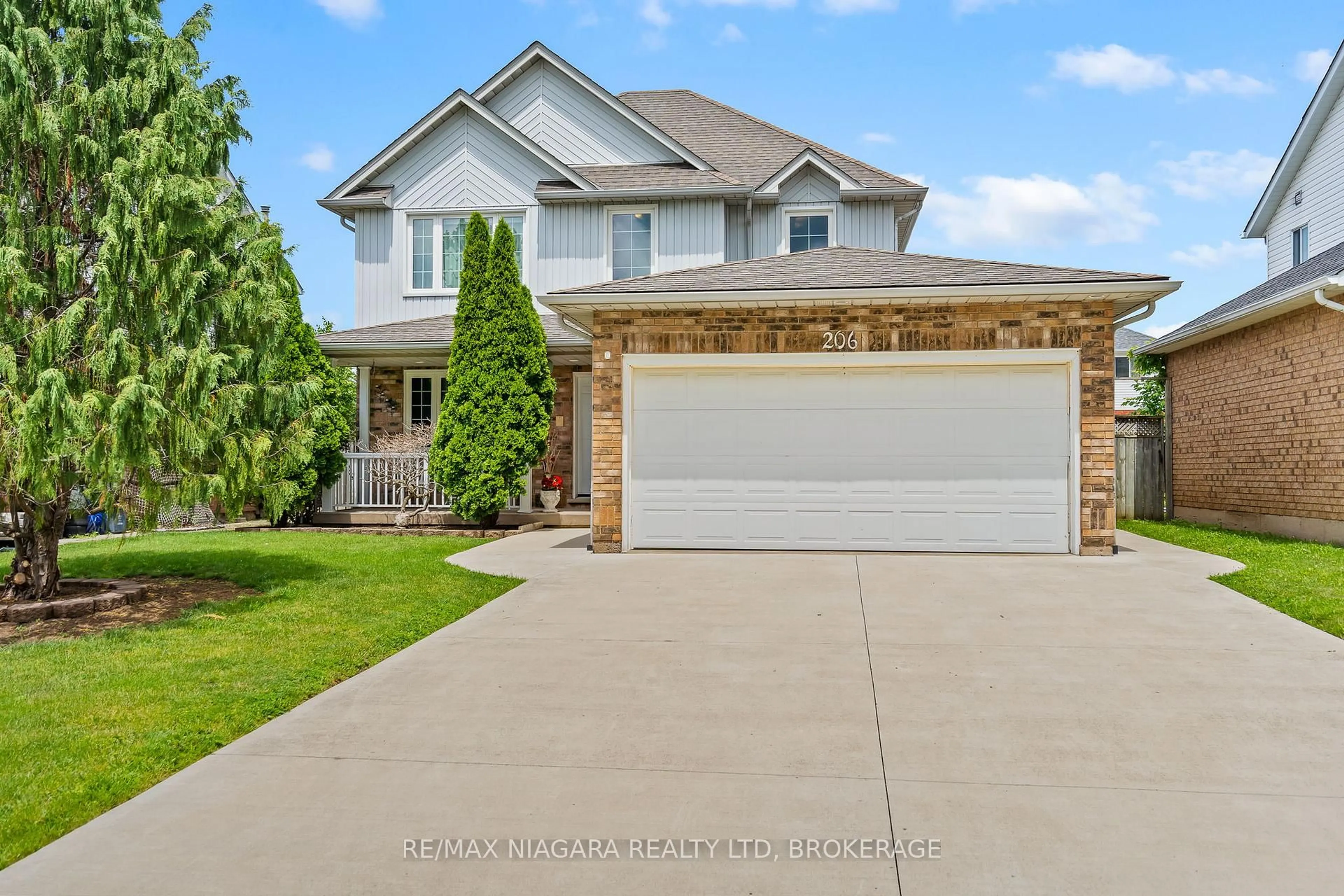Home with brick exterior material, street for 206 CONFEDERATION Ave, Thorold Ontario L2V 5A3