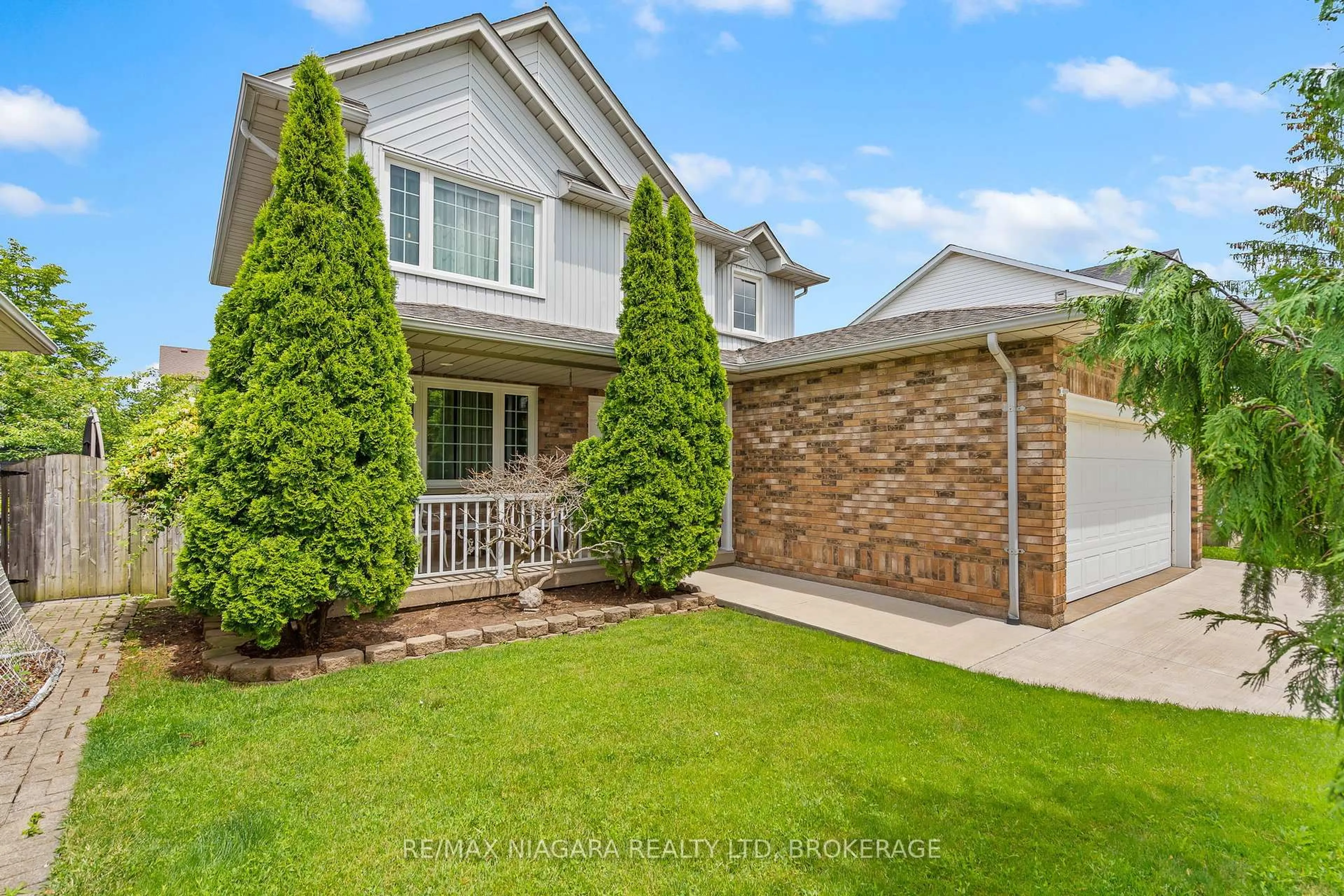 Home with brick exterior material, street for 206 CONFEDERATION Ave, Thorold Ontario L2V 5A3