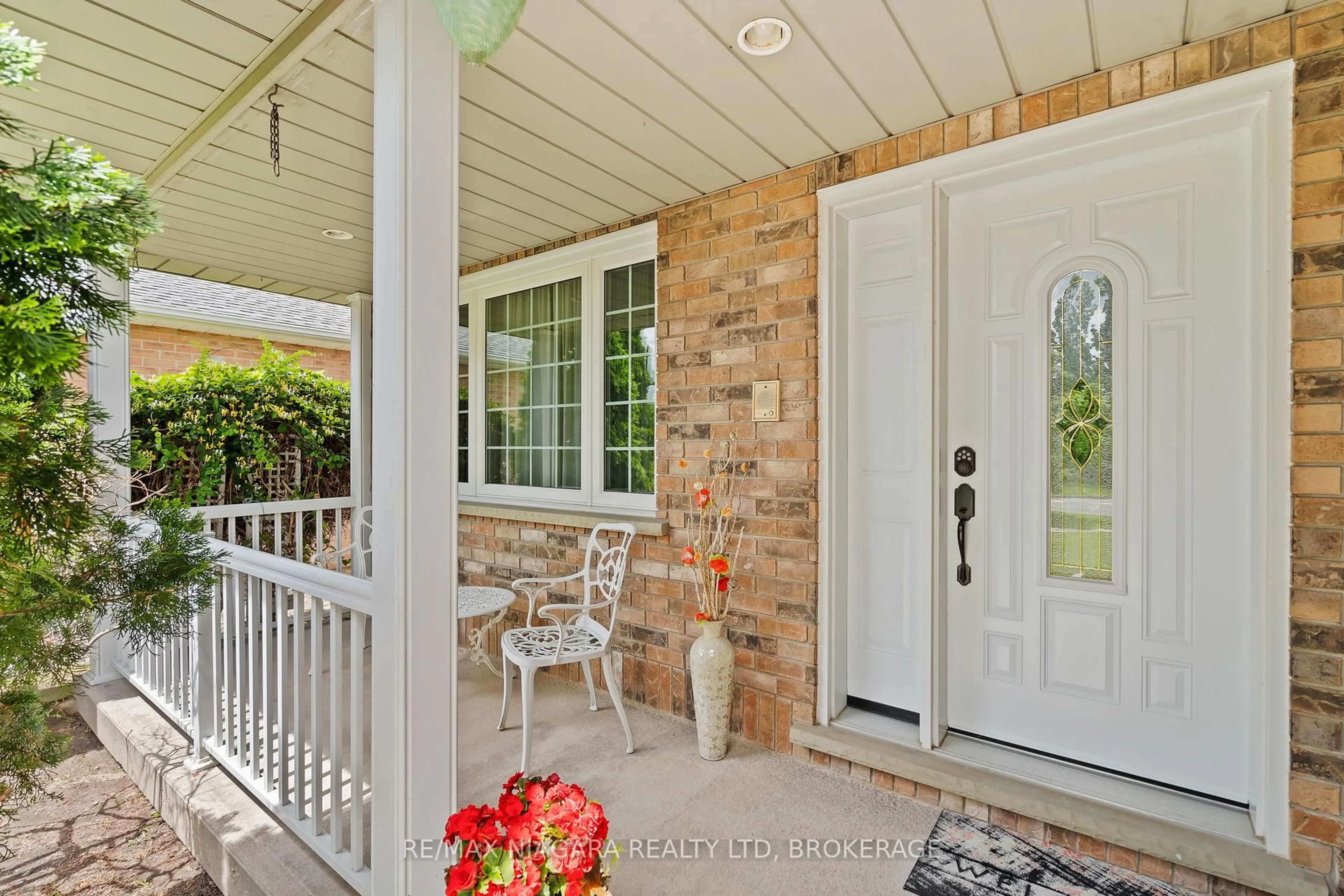Indoor entryway for 206 CONFEDERATION Ave, Thorold Ontario L2V 5A3