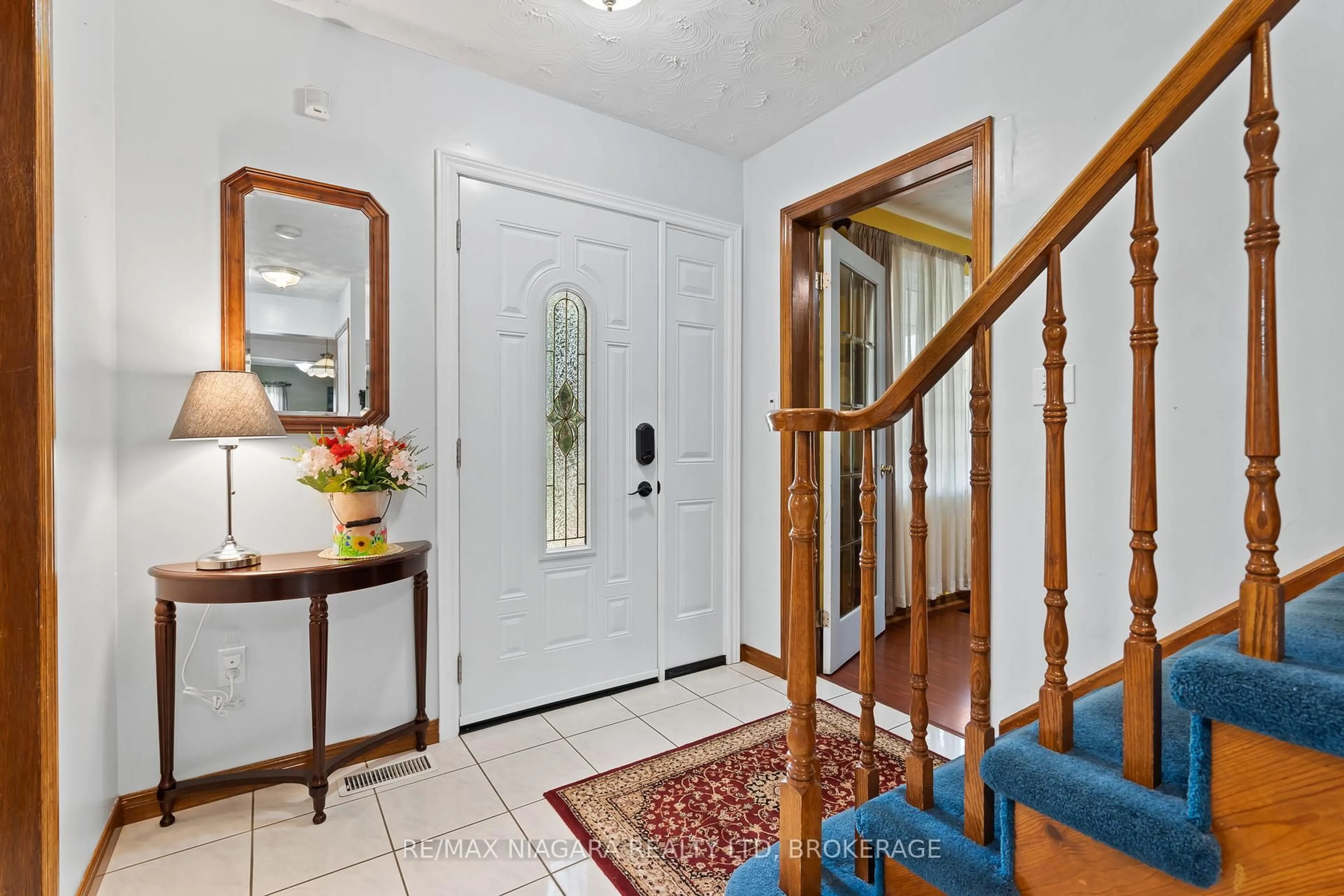 Indoor entryway for 206 CONFEDERATION Ave, Thorold Ontario L2V 5A3