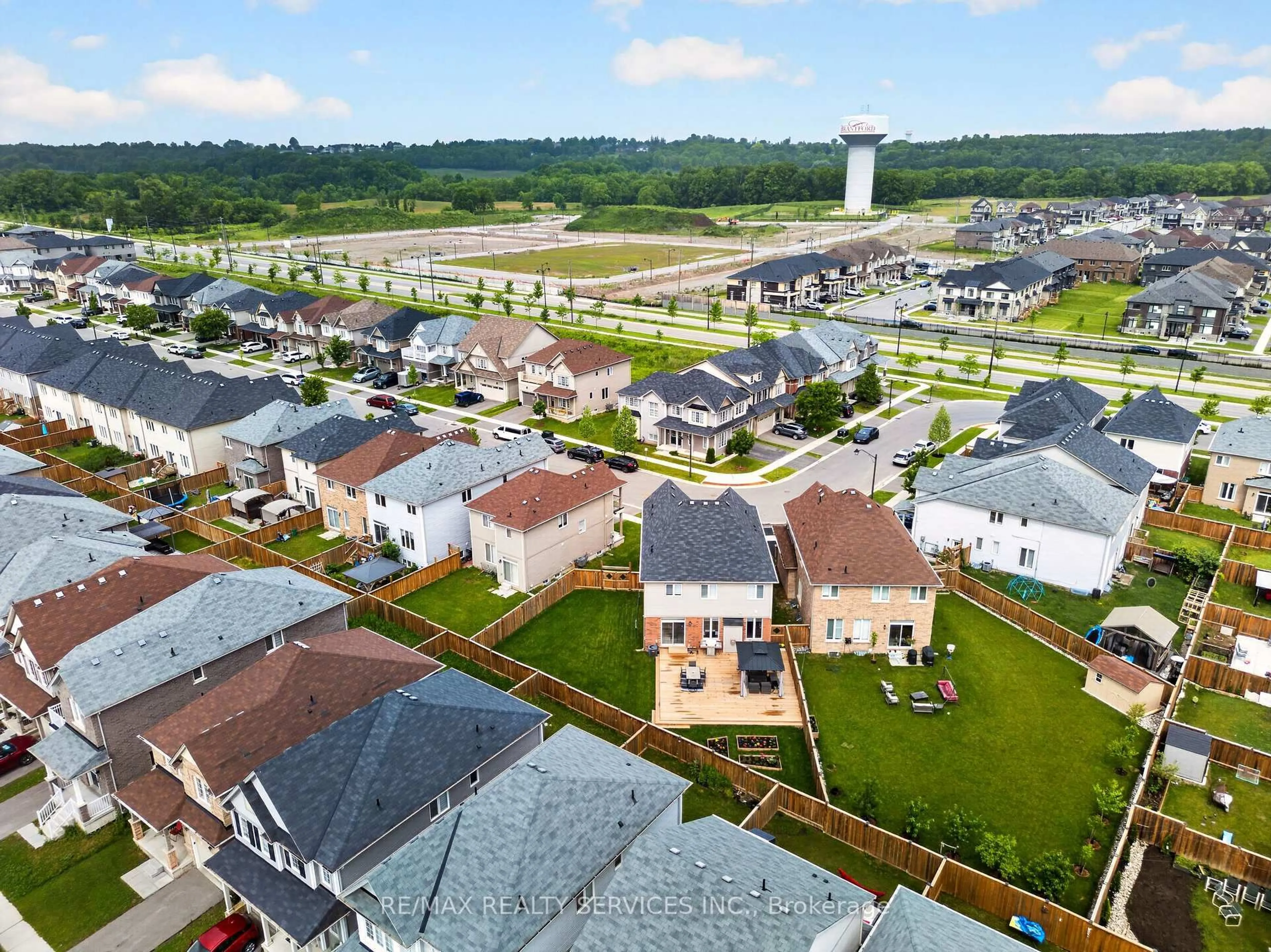 A pic from outside/outdoor area/front of a property/back of a property/a pic from drone, unknown for 154 Munro Circ, Brantford Ontario N3T 5L6