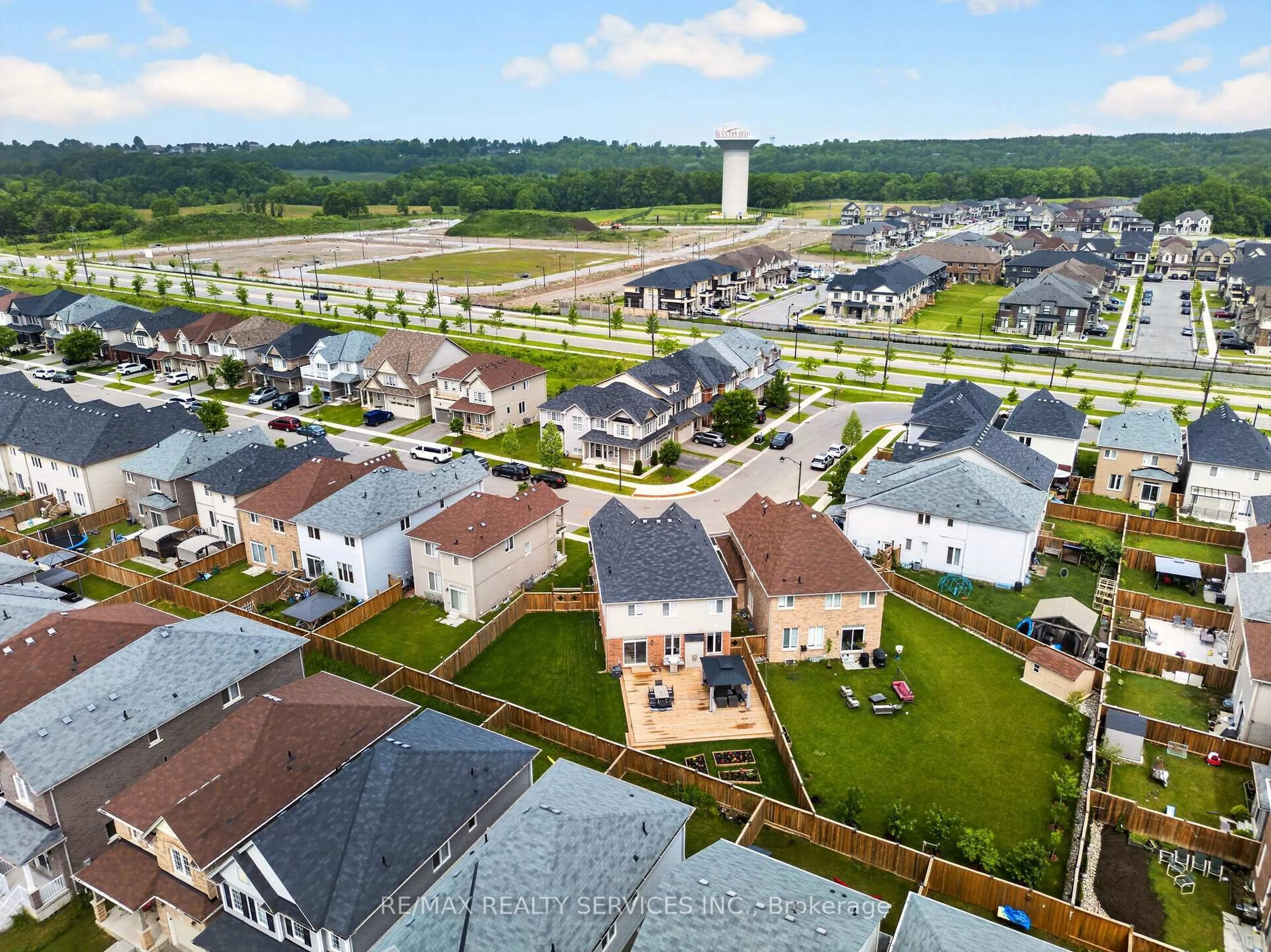 A pic from outside/outdoor area/front of a property/back of a property/a pic from drone, street for 154 Munro Circ, Brantford Ontario N3T 5L6