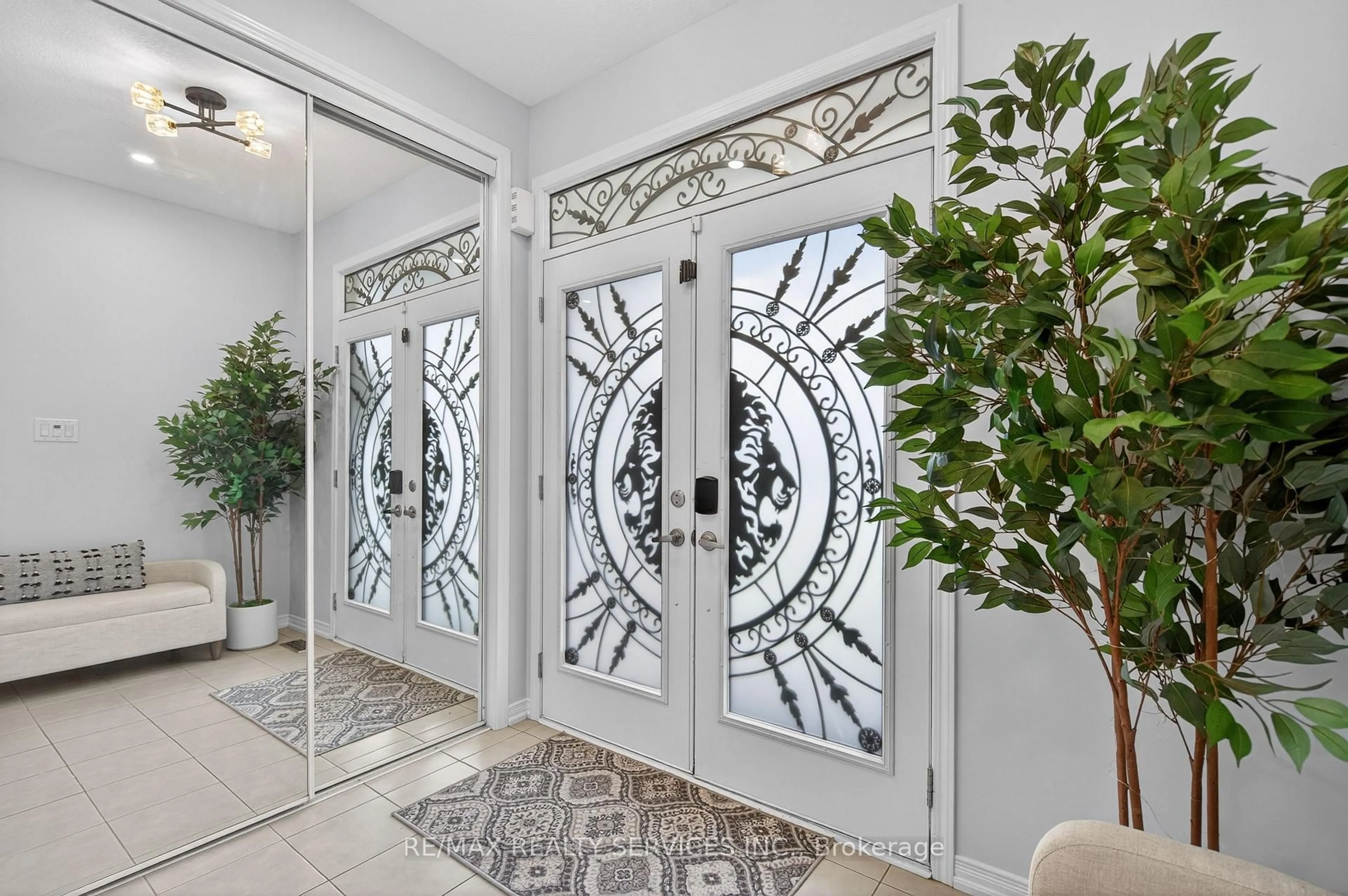 Indoor entryway for 154 Munro Circ, Brantford Ontario N3T 5L6