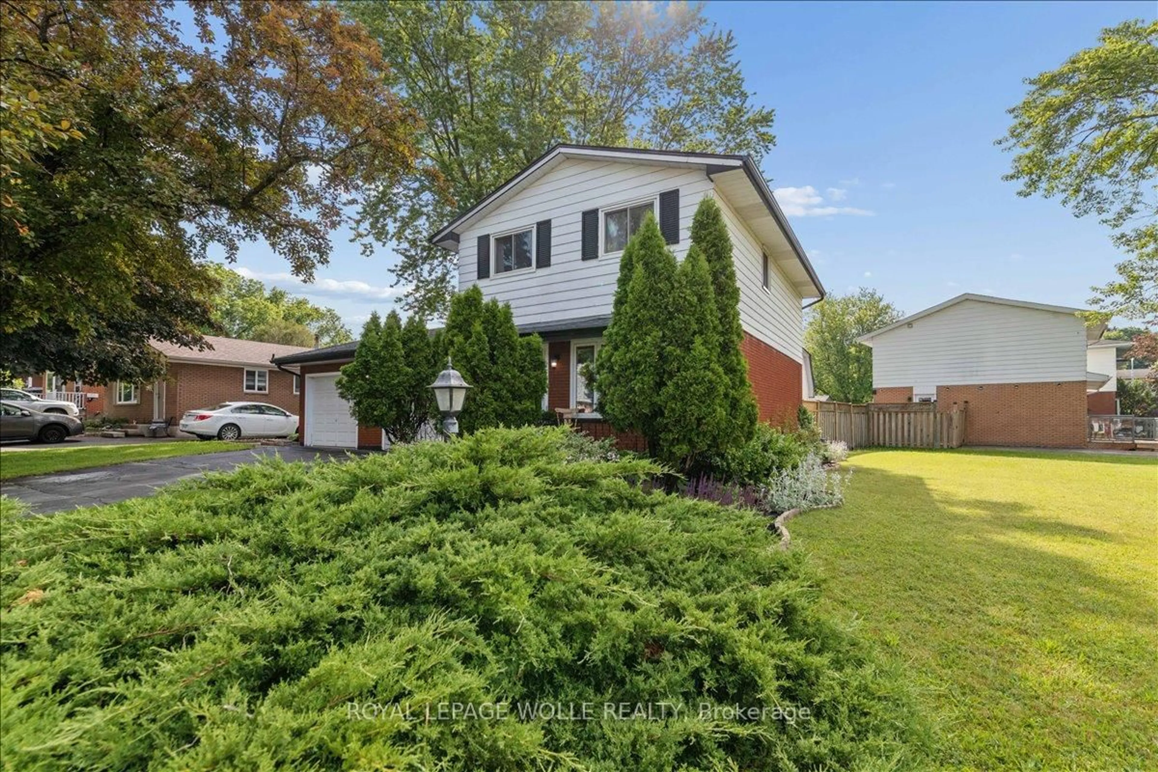 A pic from outside/outdoor area/front of a property/back of a property/a pic from drone, street for 45 Arrowhead Cres, Kitchener Ontario N2P 1C1