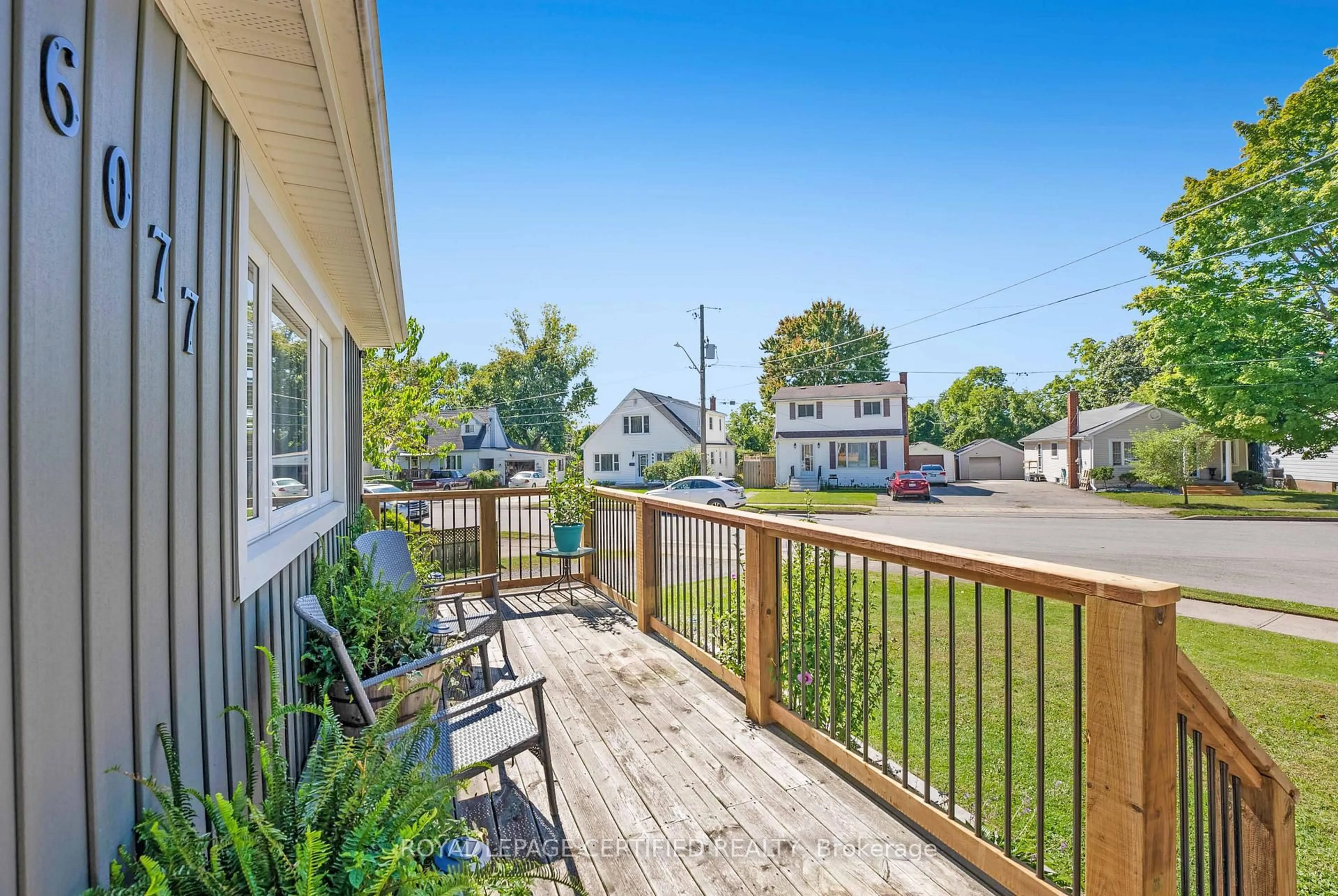 Patio, street for 6077 Collins Dr, Niagara Falls Ontario L2G 2S3
