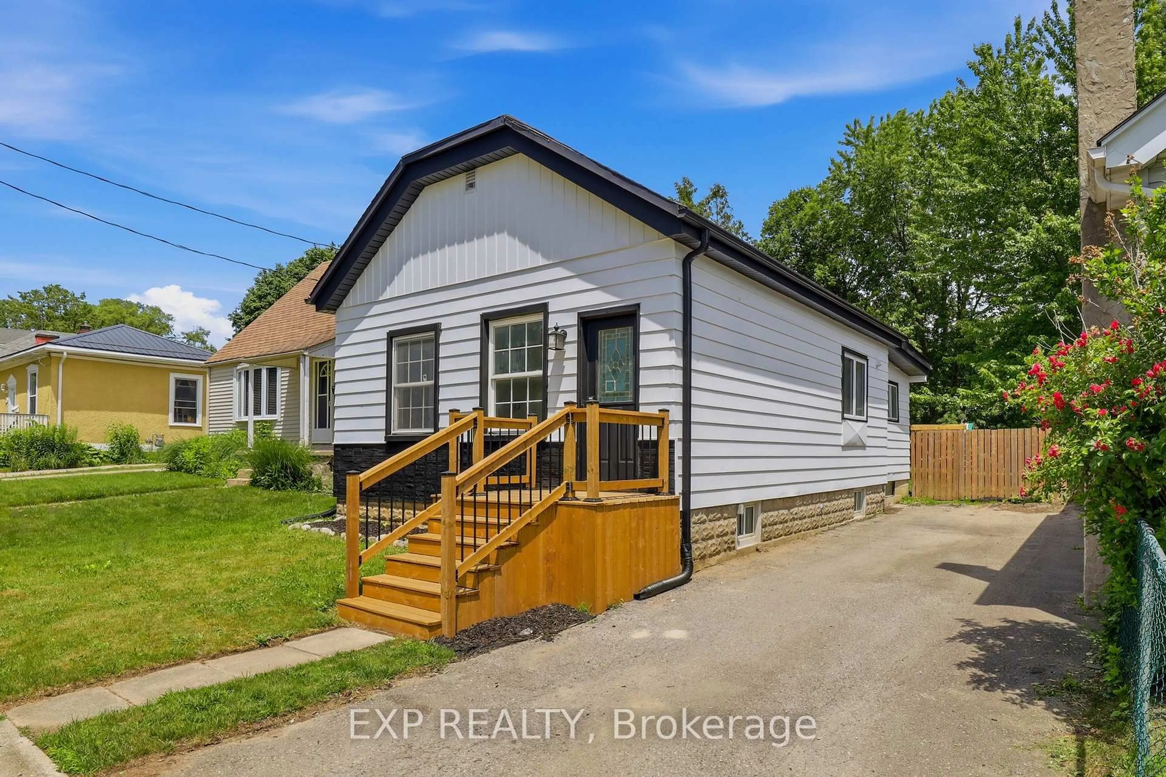 A pic from outside/outdoor area/front of a property/back of a property/a pic from drone, street for 134 Sterling St, London East Ontario N5Y 1Y8