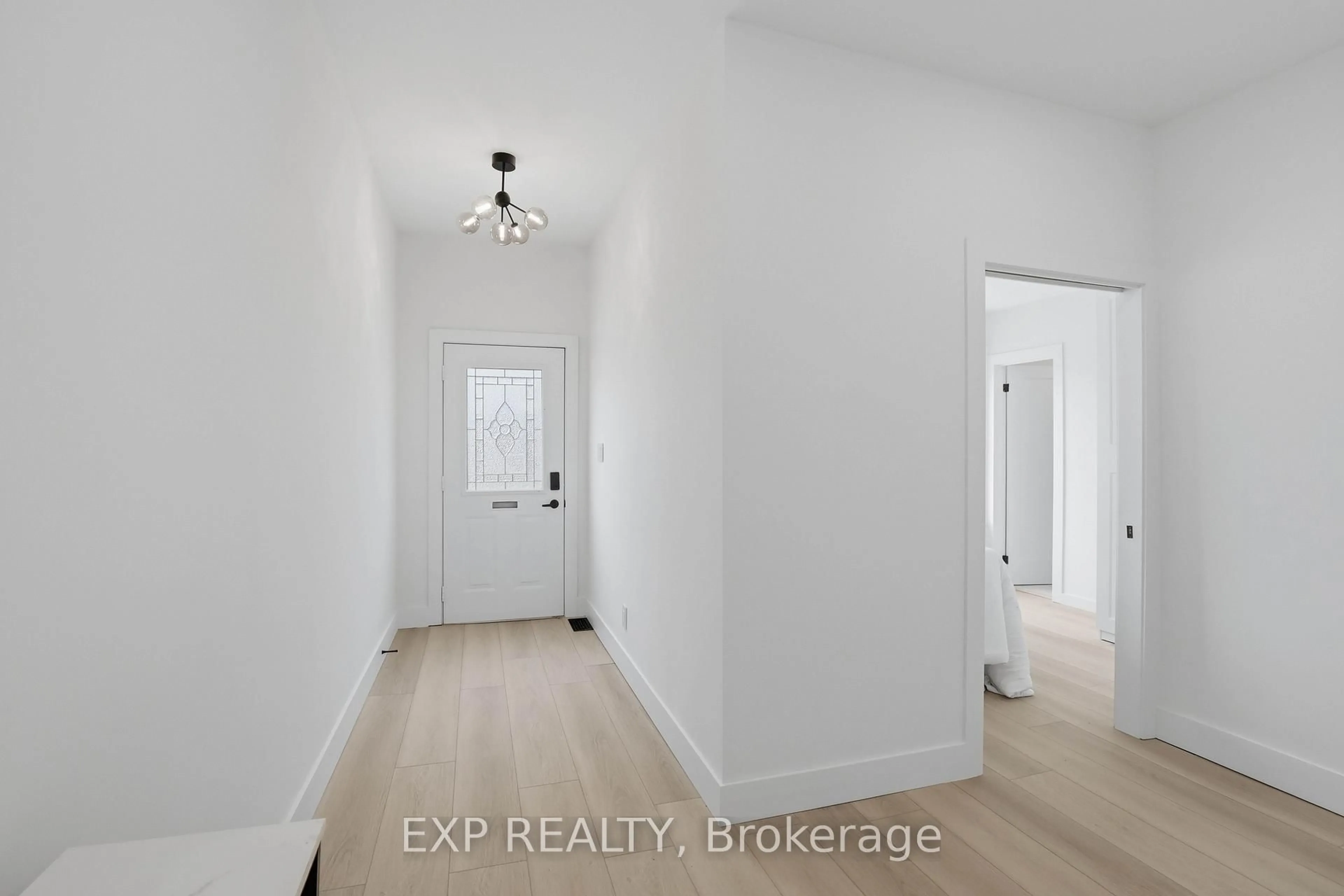 Indoor entryway for 134 Sterling St, London East Ontario N5Y 1Y8