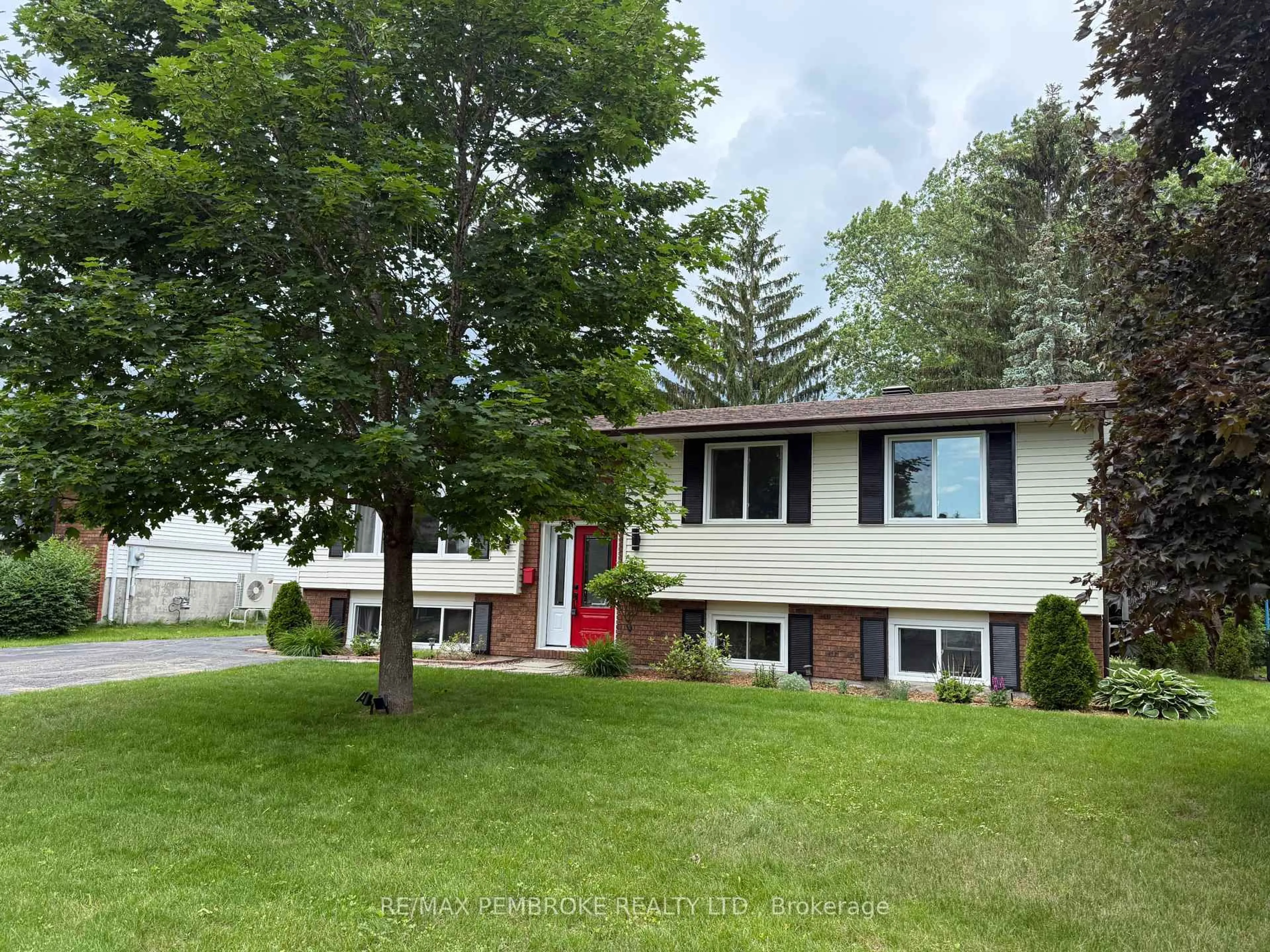Home with vinyl exterior material, unknown for 99 NOIK Dr, Pembroke Ontario K8A 7Z4