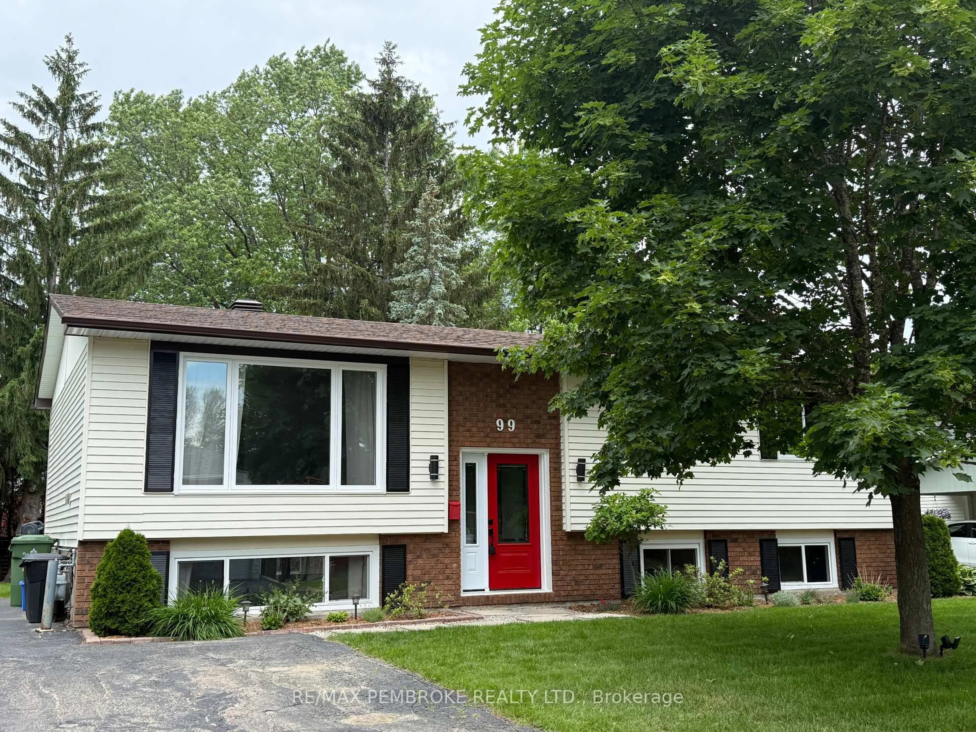 Home with vinyl exterior material, street for 99 NOIK Dr, Pembroke Ontario K8A 7Z4