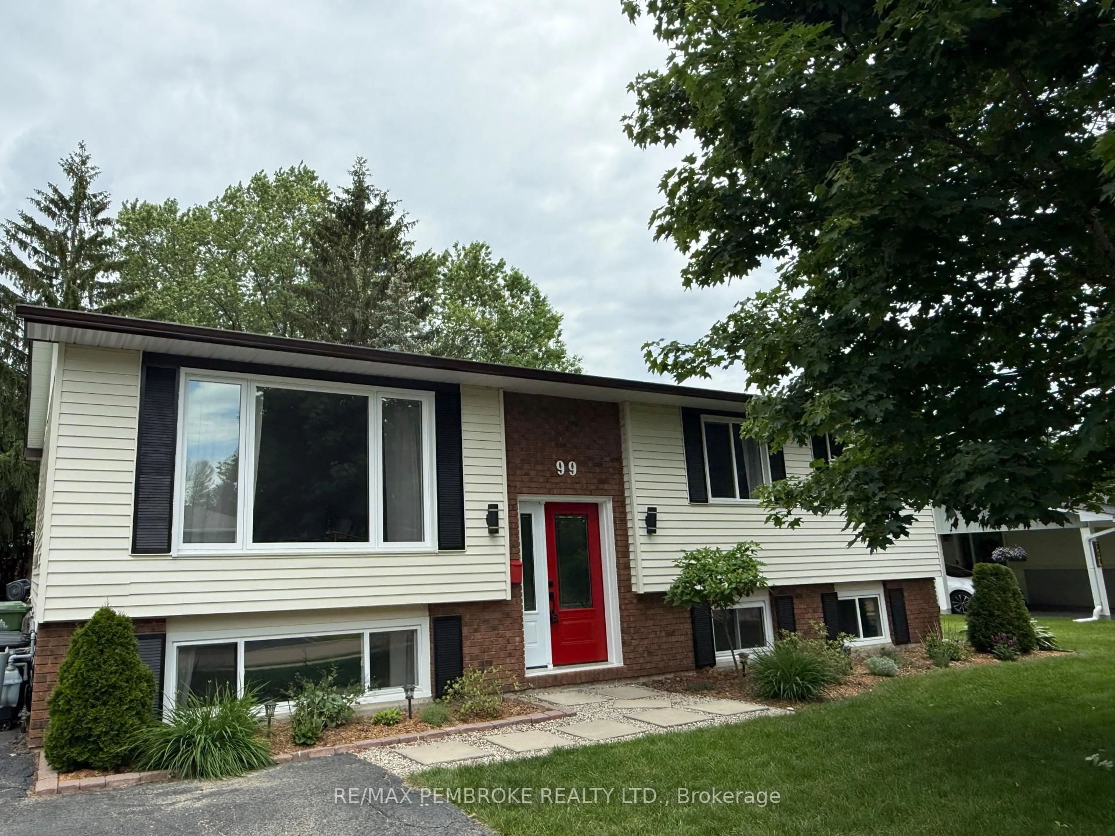 Home with vinyl exterior material, street for 99 NOIK Dr, Pembroke Ontario K8A 7Z4