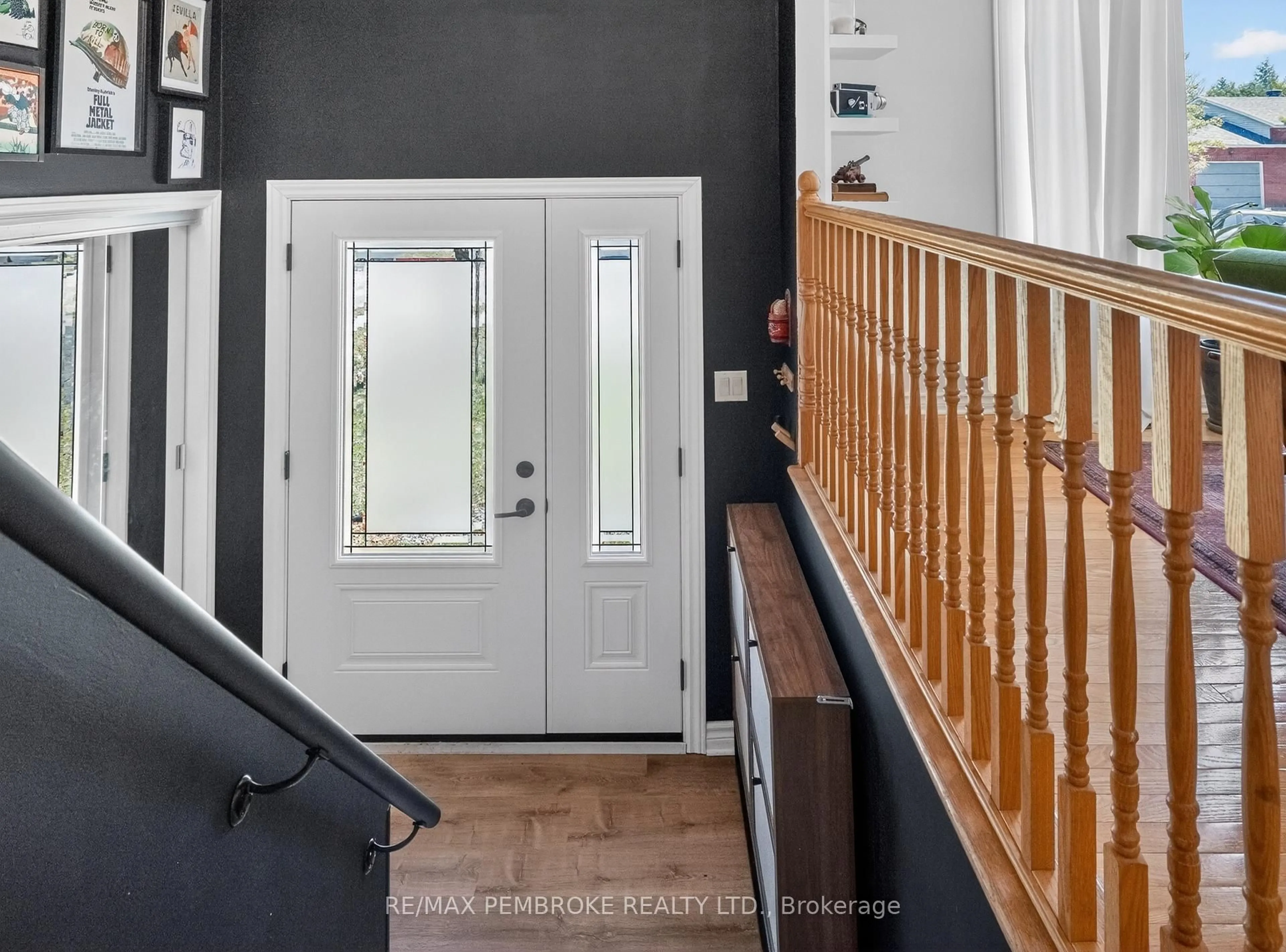 Indoor entryway for 99 NOIK Dr, Pembroke Ontario K8A 7Z4