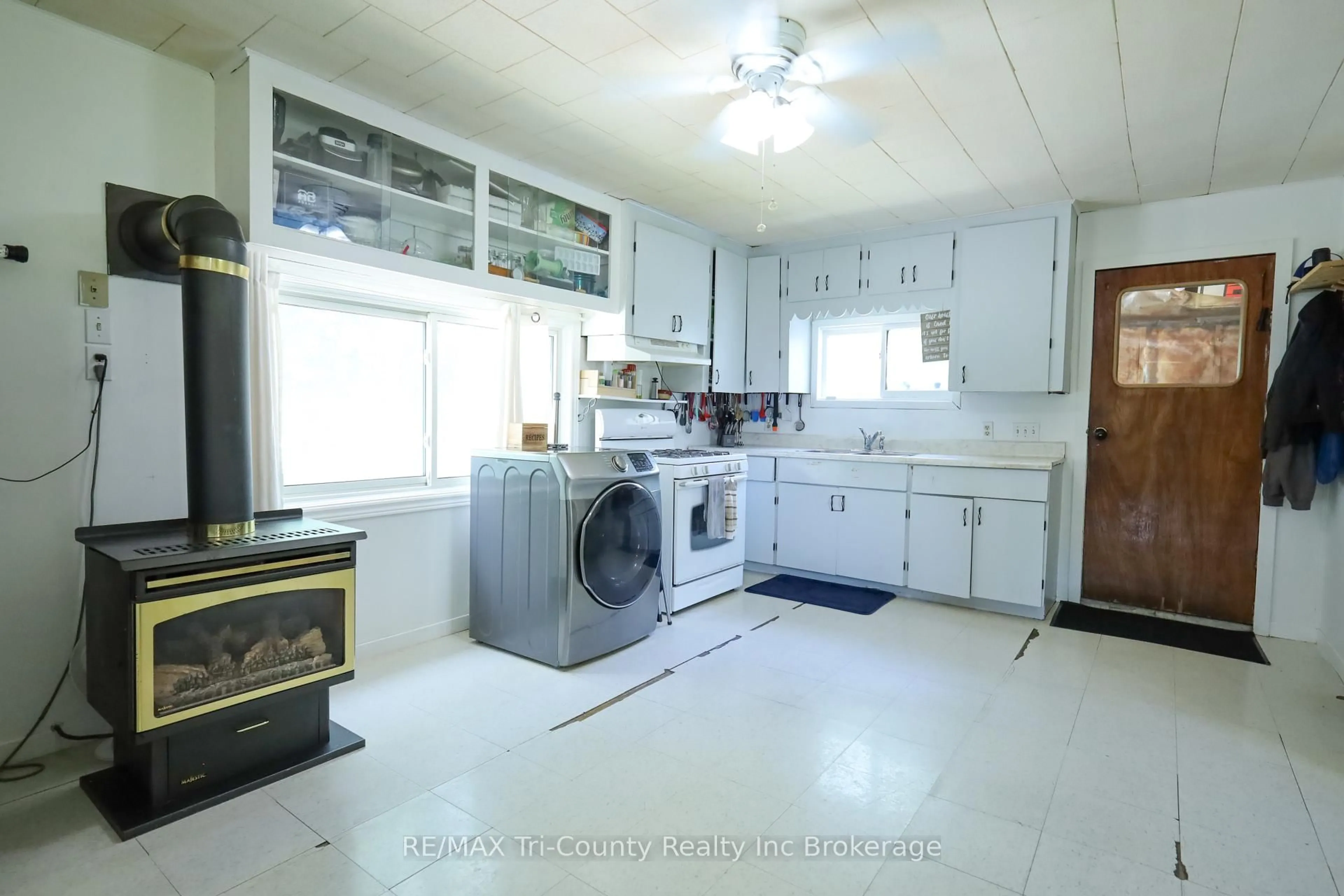 Laundry room for 4942 59 Highway, Norfolk Ontario N0J 1E0