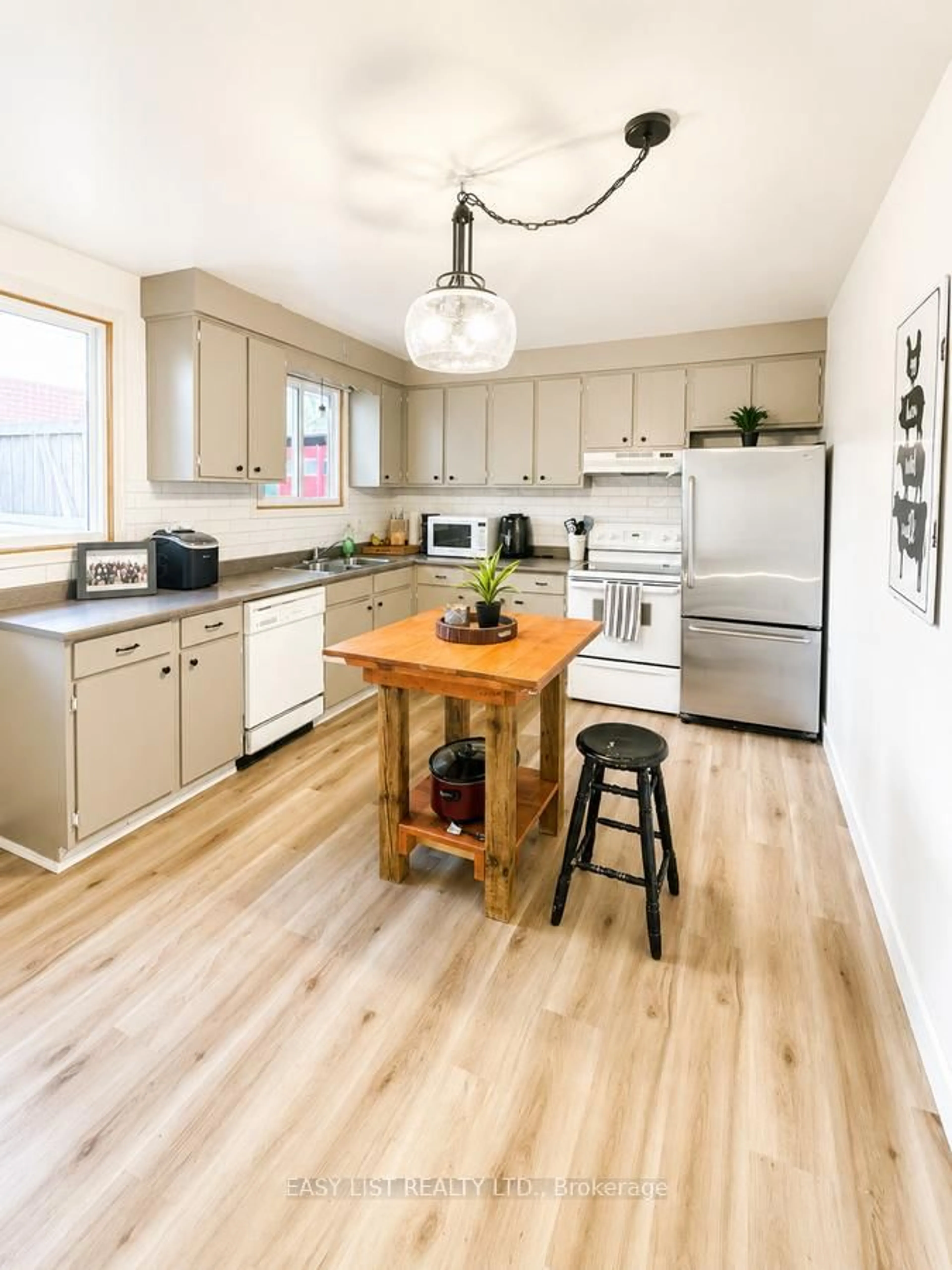 Open concept kitchen, wood/laminate floor for 565 Plympton St, Plympton-Wyoming Ontario N0N 1T0