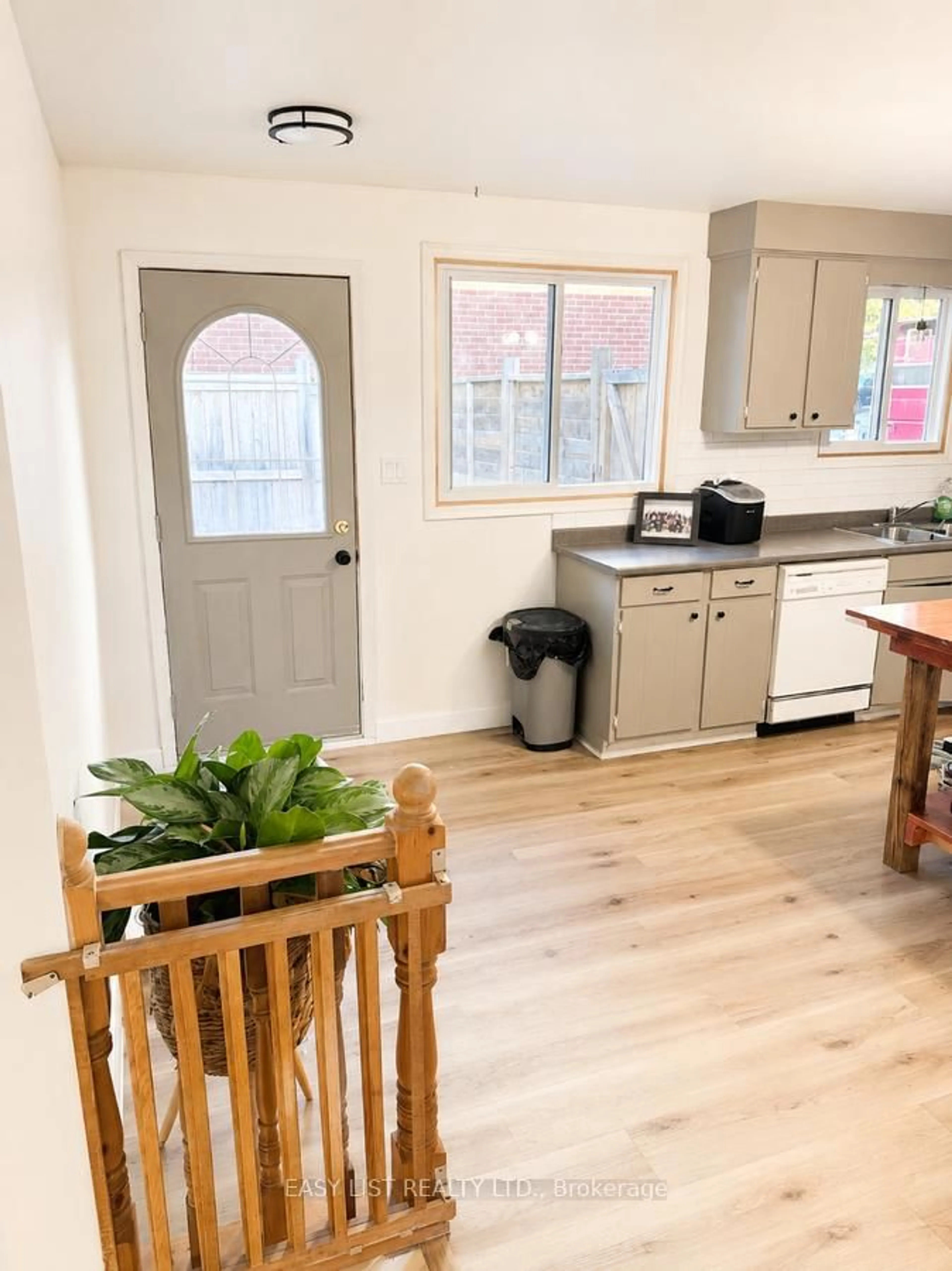 Open concept kitchen, unknown for 565 Plympton St, Plympton-Wyoming Ontario N0N 1T0
