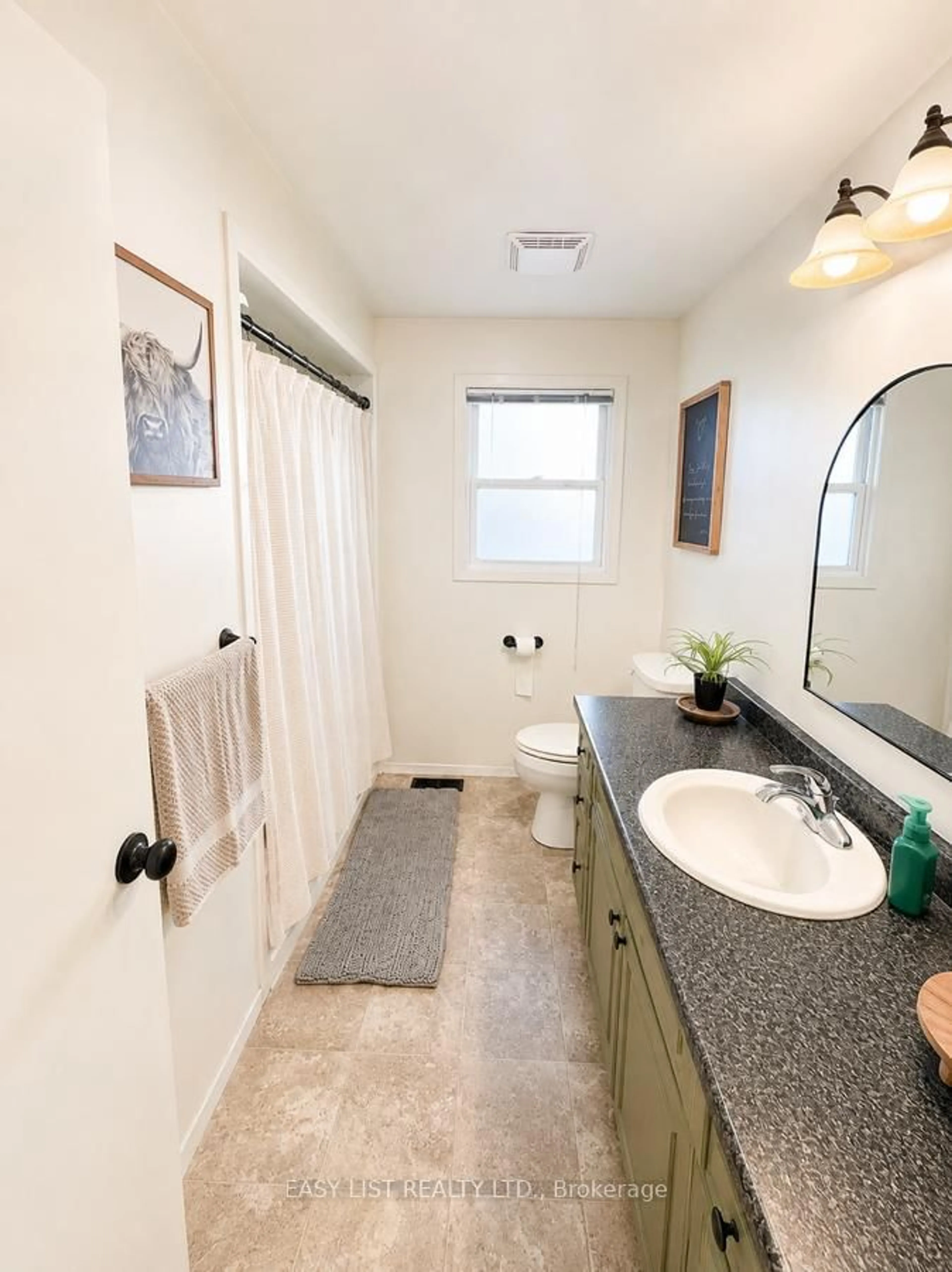 Standard bathroom, ceramic/tile floor for 565 Plympton St, Plympton-Wyoming Ontario N0N 1T0
