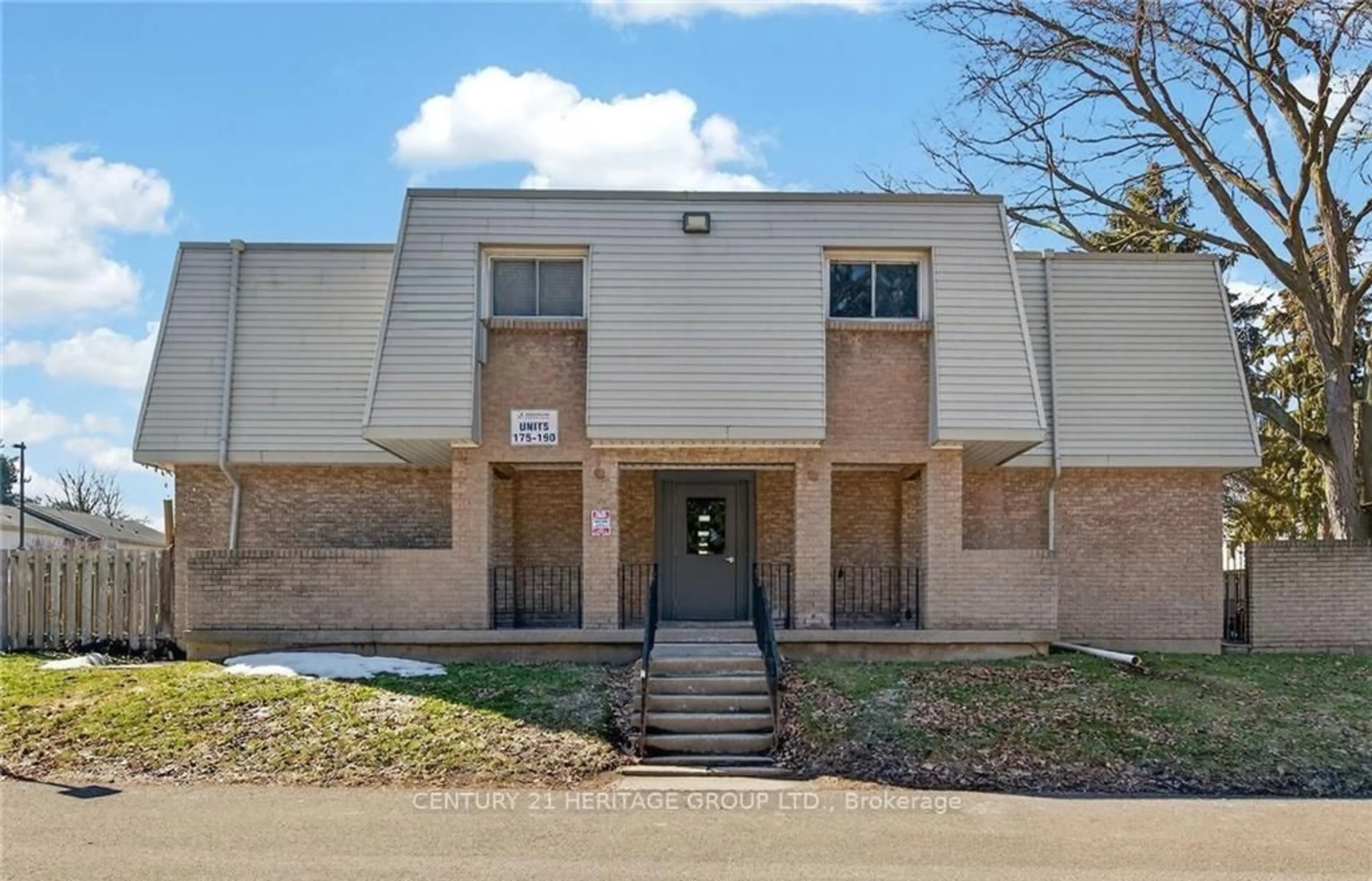 Indoor foyer for 17 Old Pine Tr #182, St. Catharines Ontario L2M 6P9