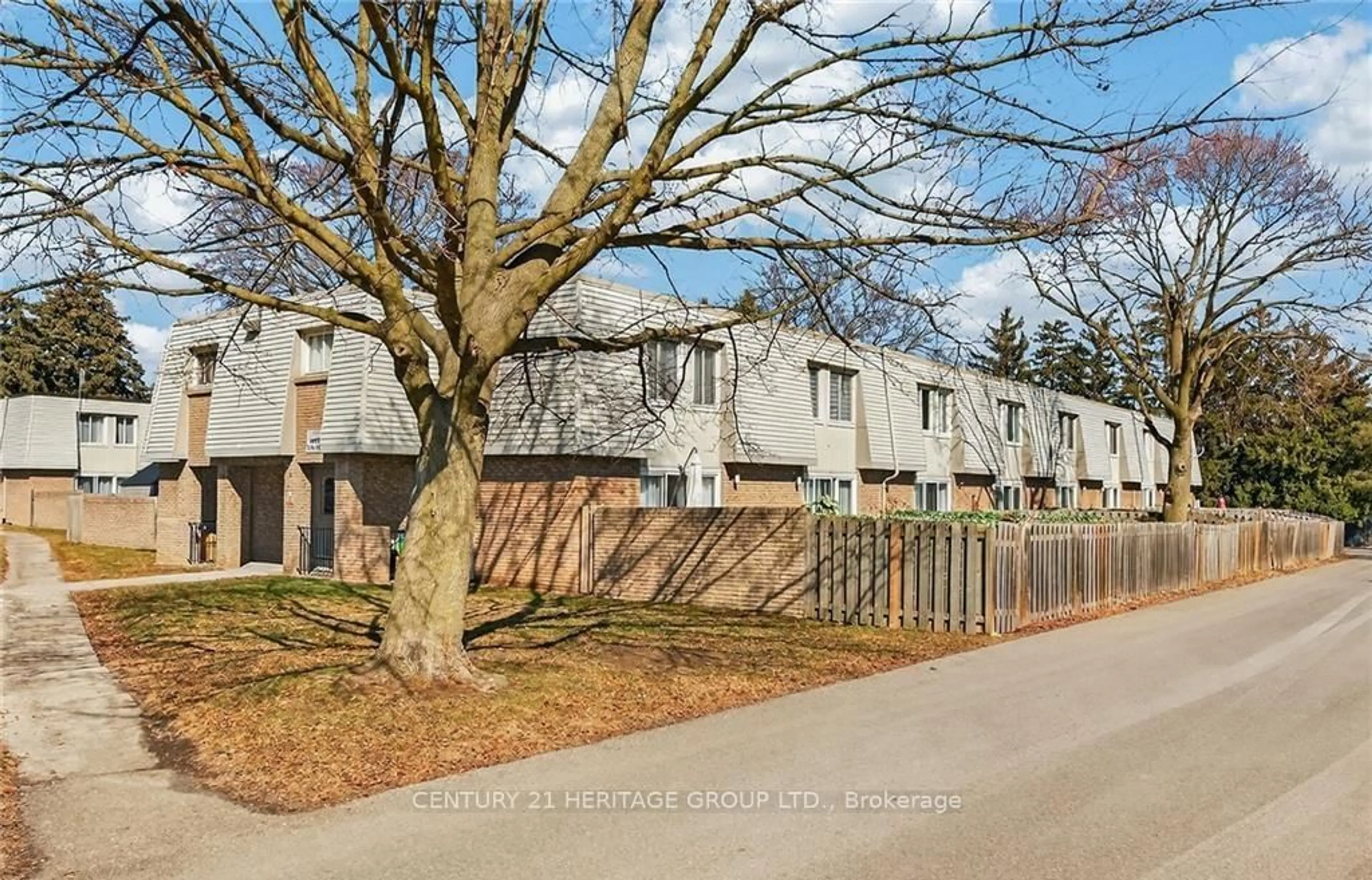A pic from outside/outdoor area/front of a property/back of a property/a pic from drone, street for 17 Old Pine Tr #182, St. Catharines Ontario L2M 6P9