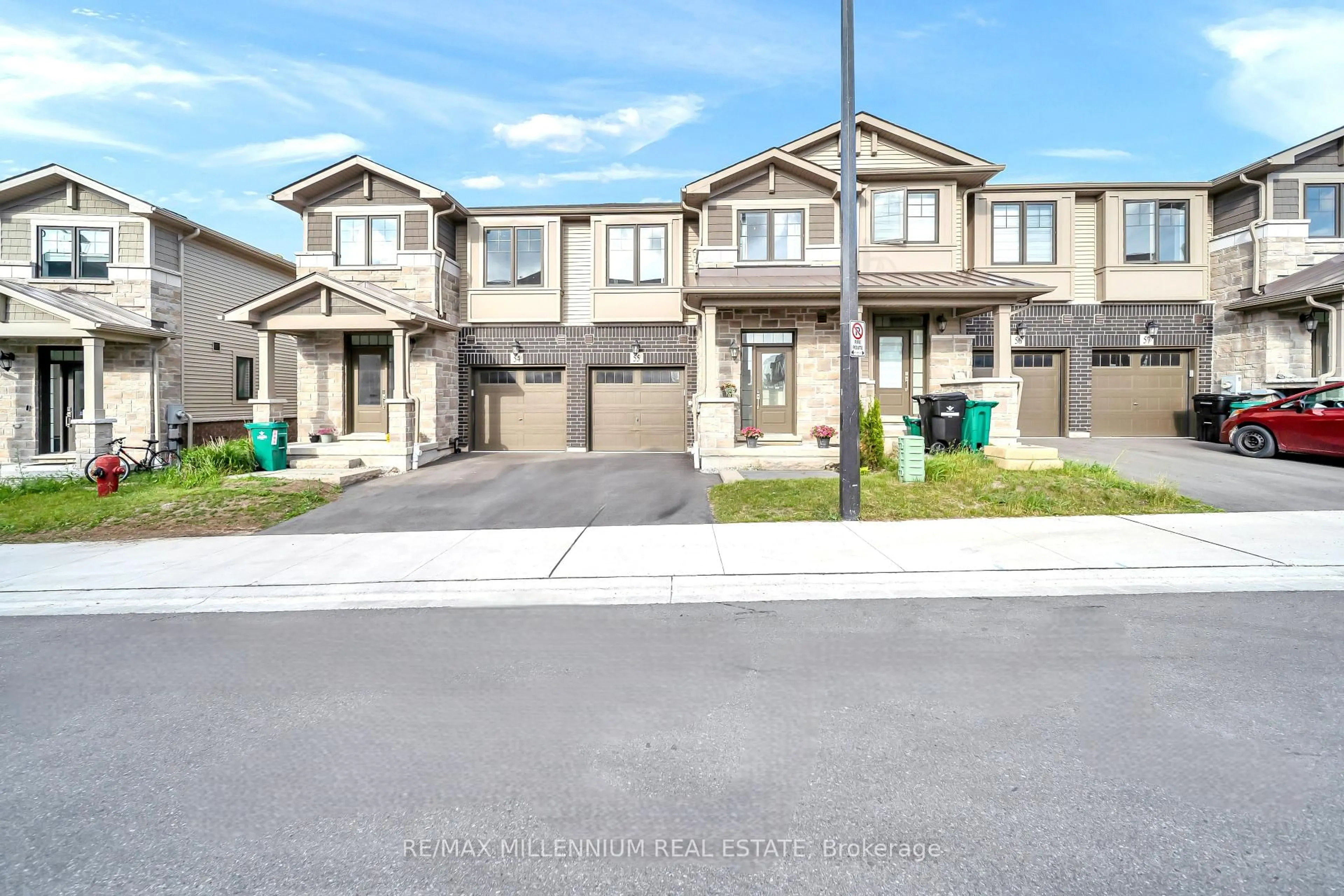 A pic from outside/outdoor area/front of a property/back of a property/a pic from drone, street for 100 Hollywood Crt #55, Cambridge Ontario N1R 0C5