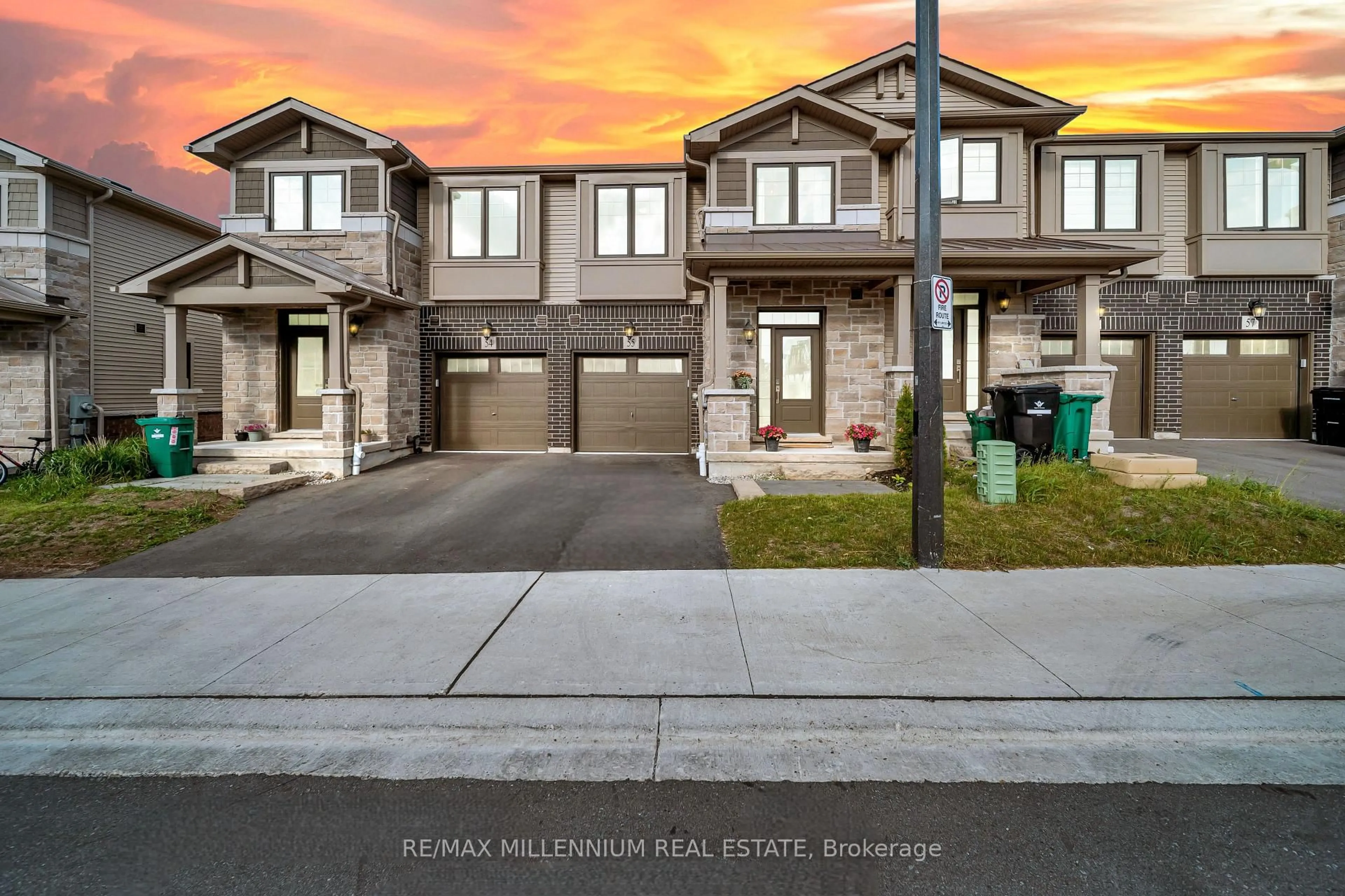 A pic from outside/outdoor area/front of a property/back of a property/a pic from drone, street for 100 Hollywood Crt #55, Cambridge Ontario N1R 0C5