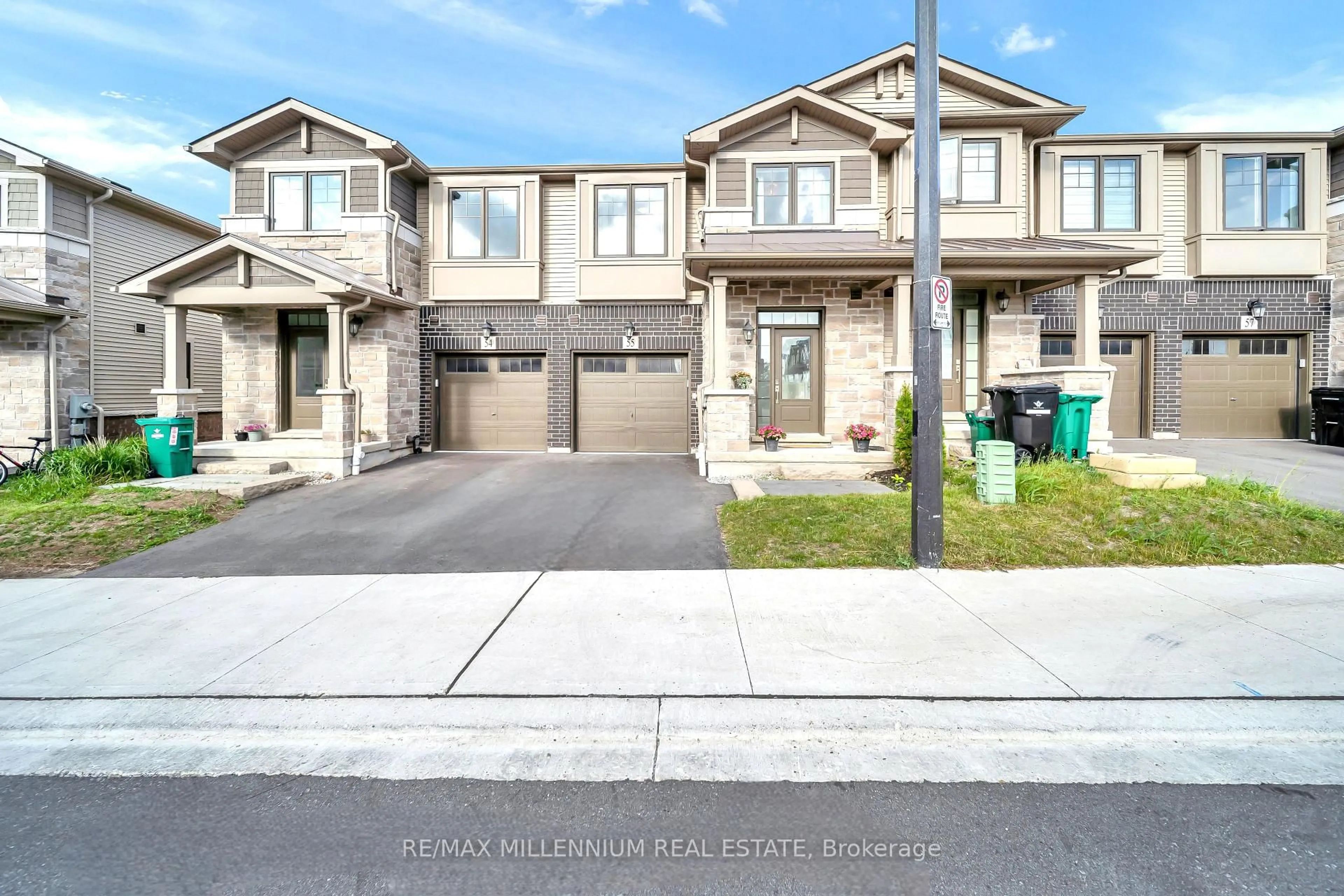 A pic from outside/outdoor area/front of a property/back of a property/a pic from drone, street for 100 Hollywood Crt #55, Cambridge Ontario N1R 0C5