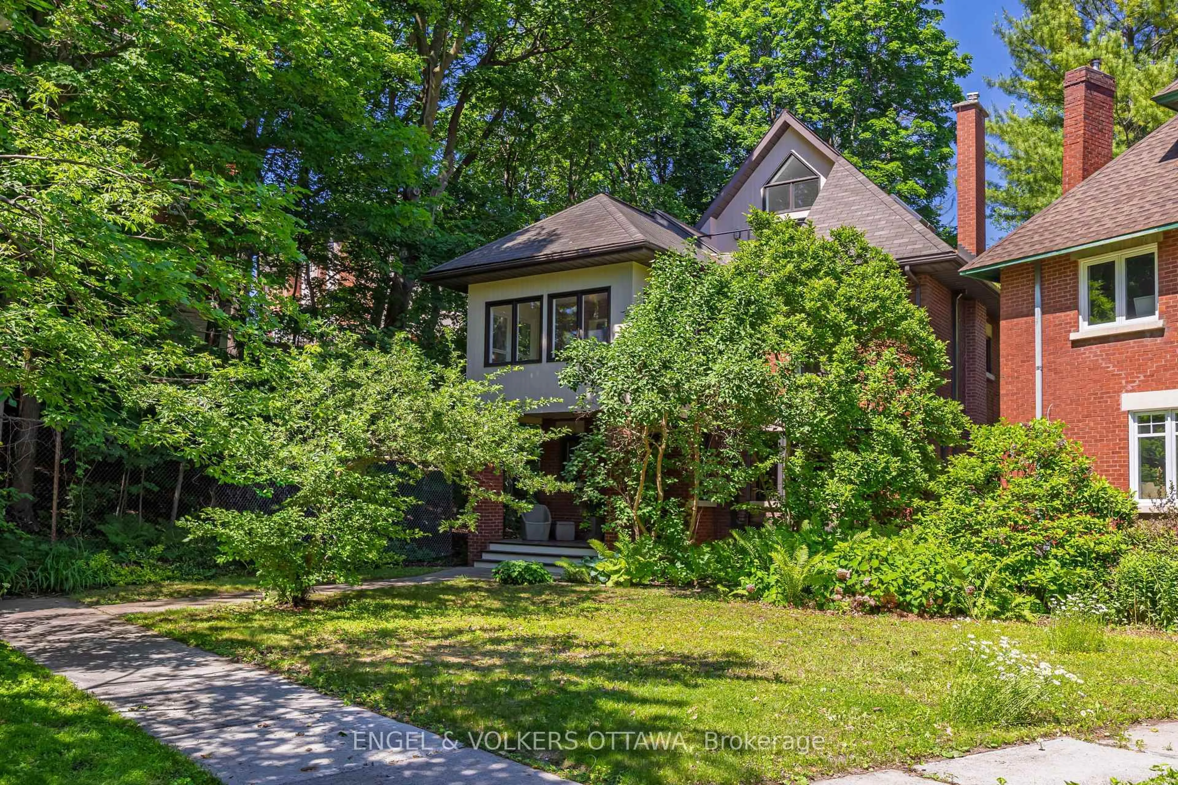 Home with brick exterior material, street for 516 Queen Elizabeth Dr, Ottawa Ontario K1S 3N4