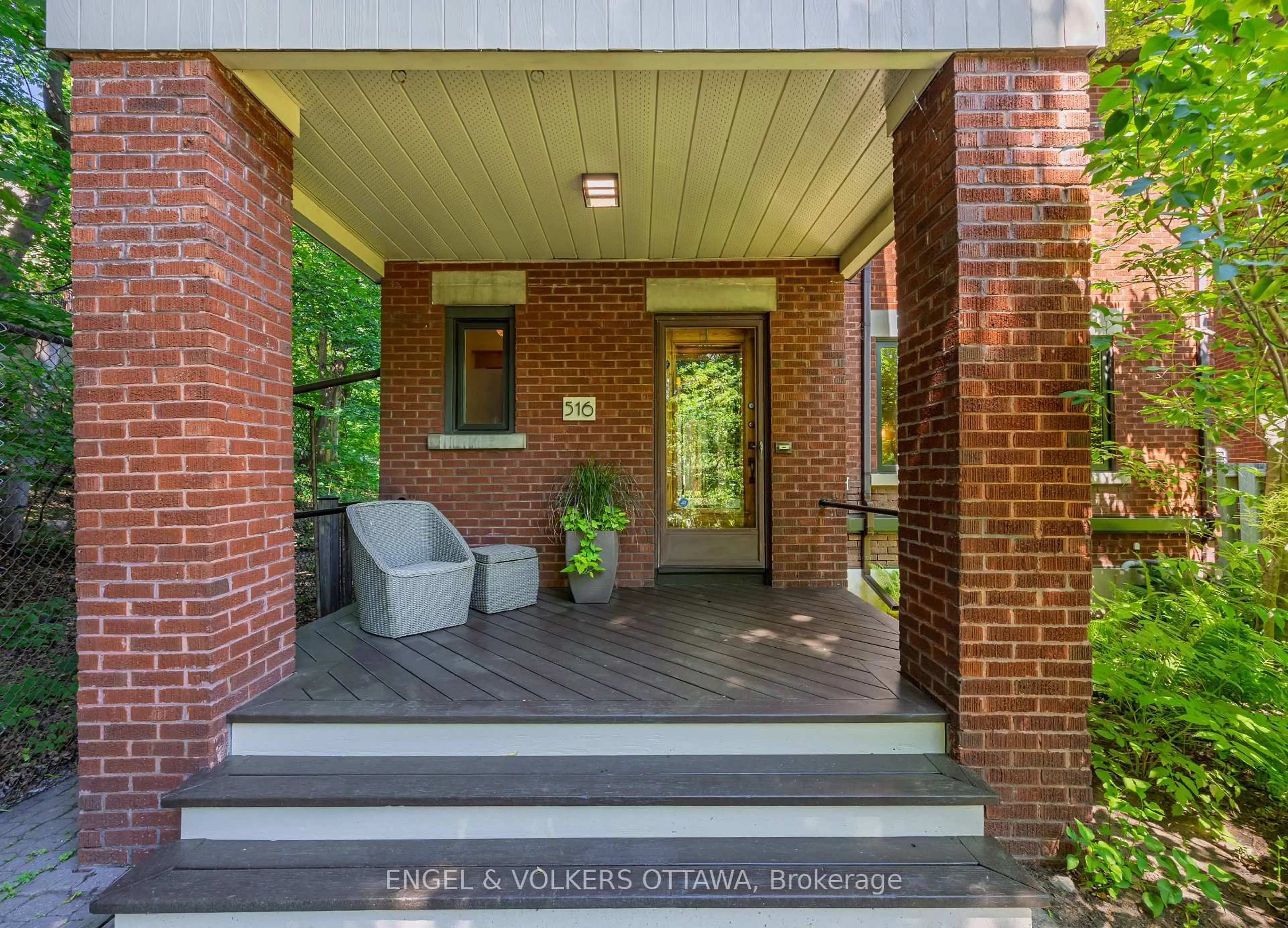 Indoor entryway for 516 Queen Elizabeth Dr, Ottawa Ontario K1S 3N4