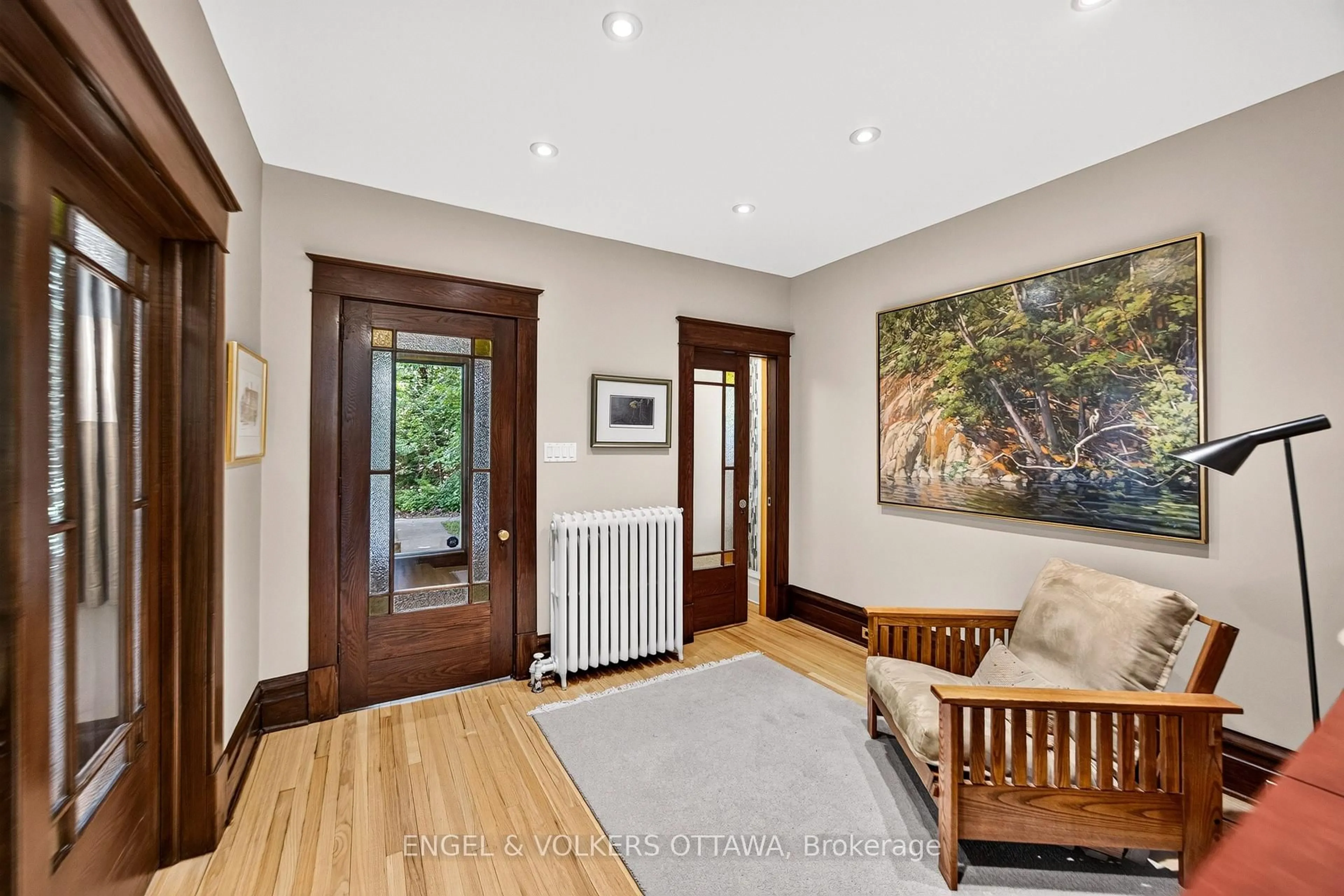 Indoor foyer for 516 Queen Elizabeth Dr, Ottawa Ontario K1S 3N4