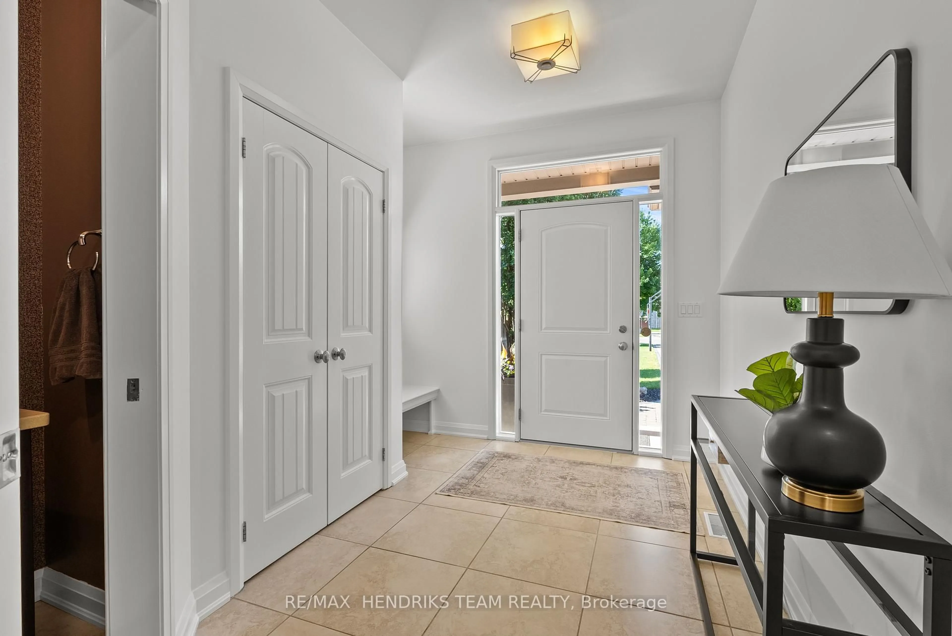 Indoor entryway for 85 Videl Cres, St. Catharines Ontario L2W 0A3