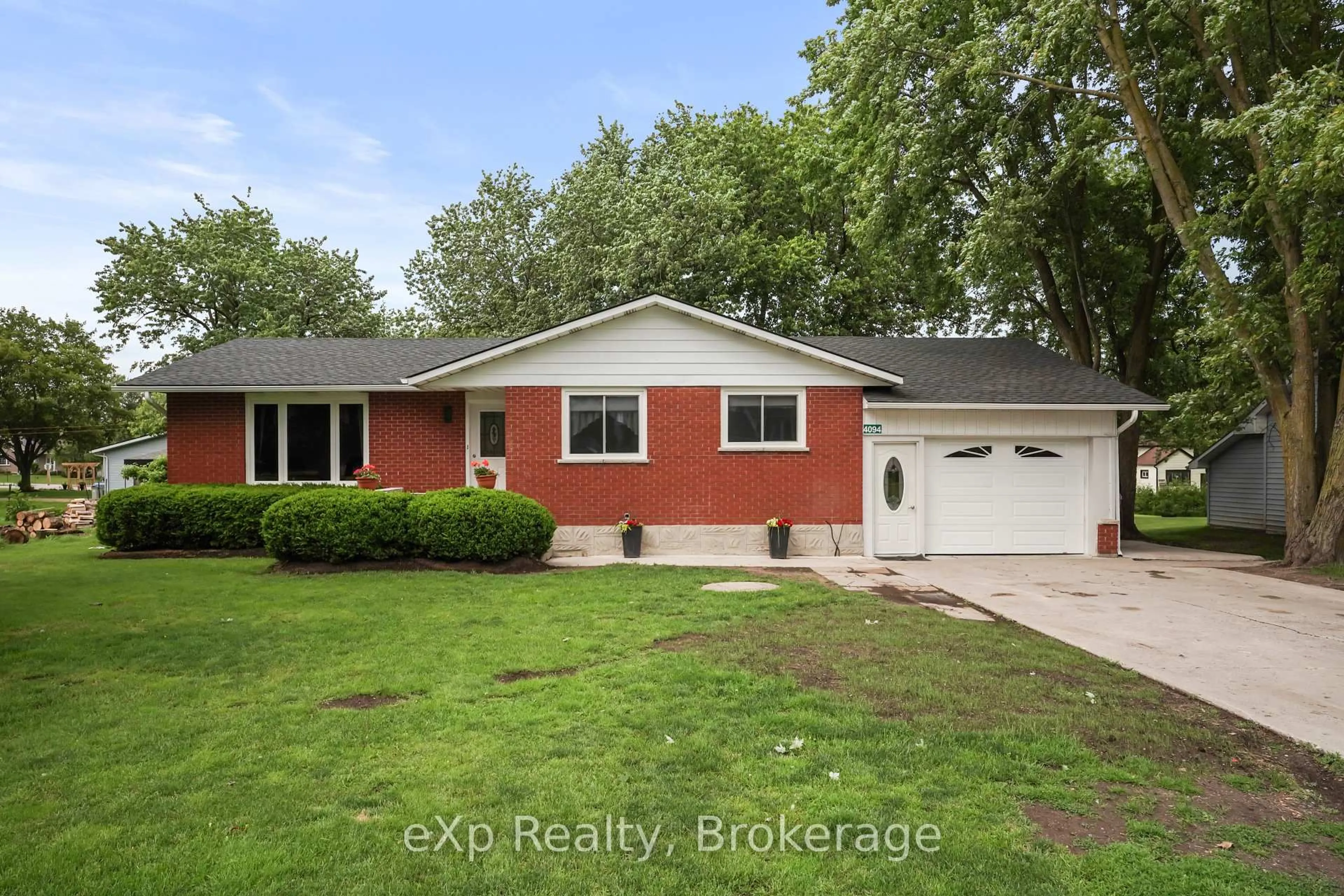 Unknown for 4094 Queen St, Perth East Ontario N0K 1L0