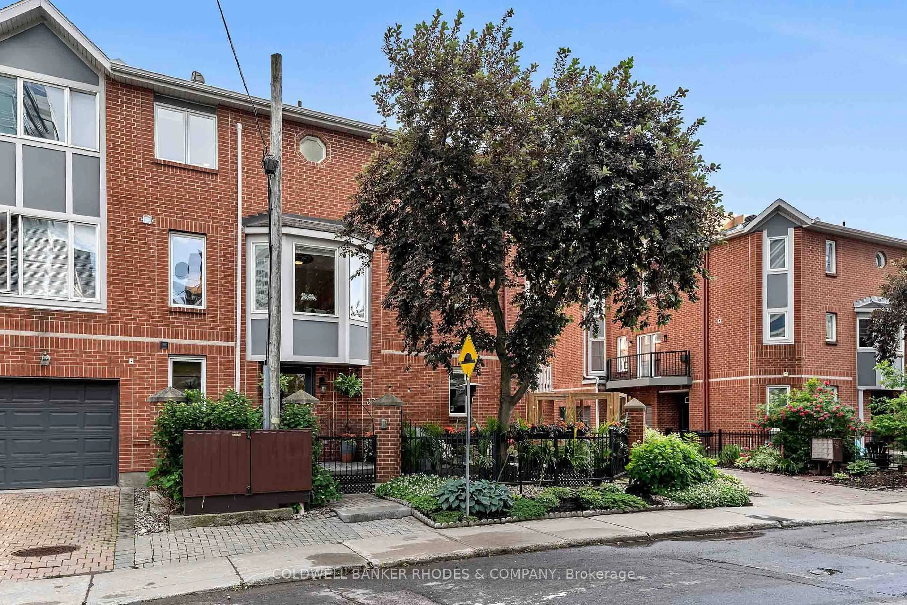 Home with brick exterior material, street for 372 Lisgar St, Ottawa Ontario K2P 2J3
