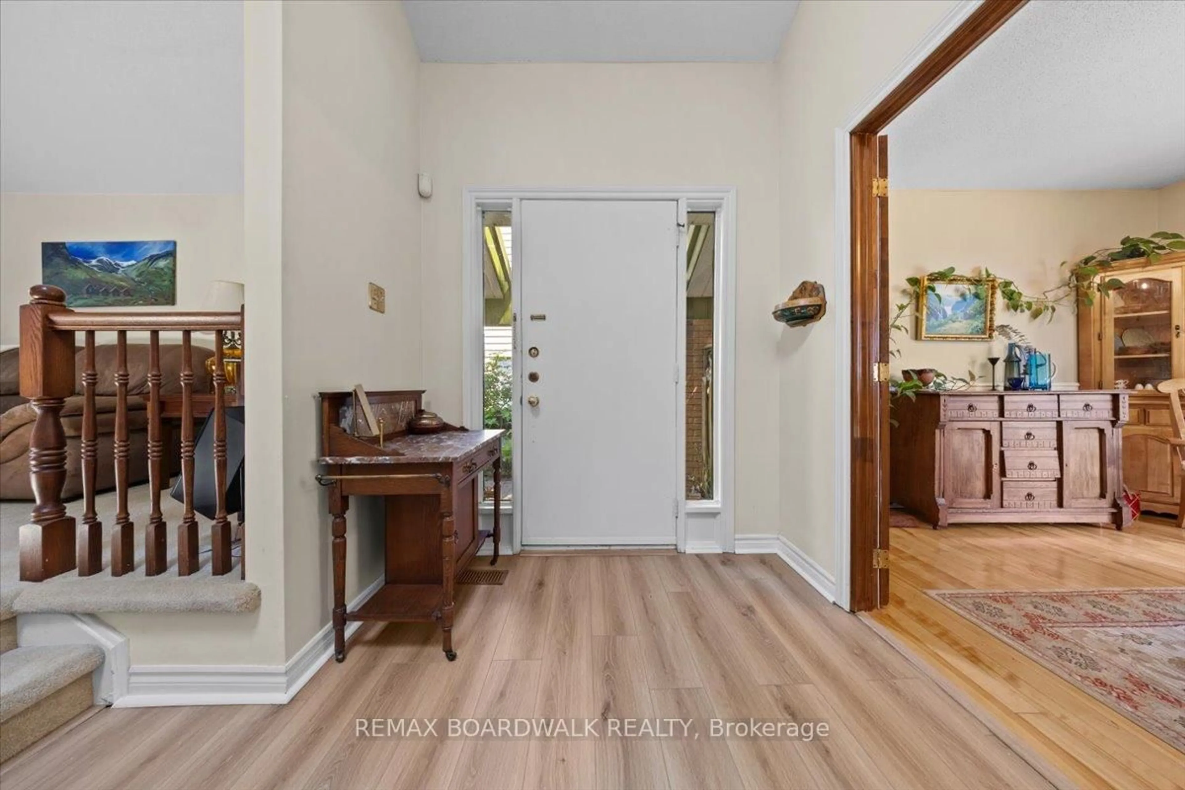 Indoor entryway for 13 Pommel Cres, Ottawa Ontario K2M 1A3